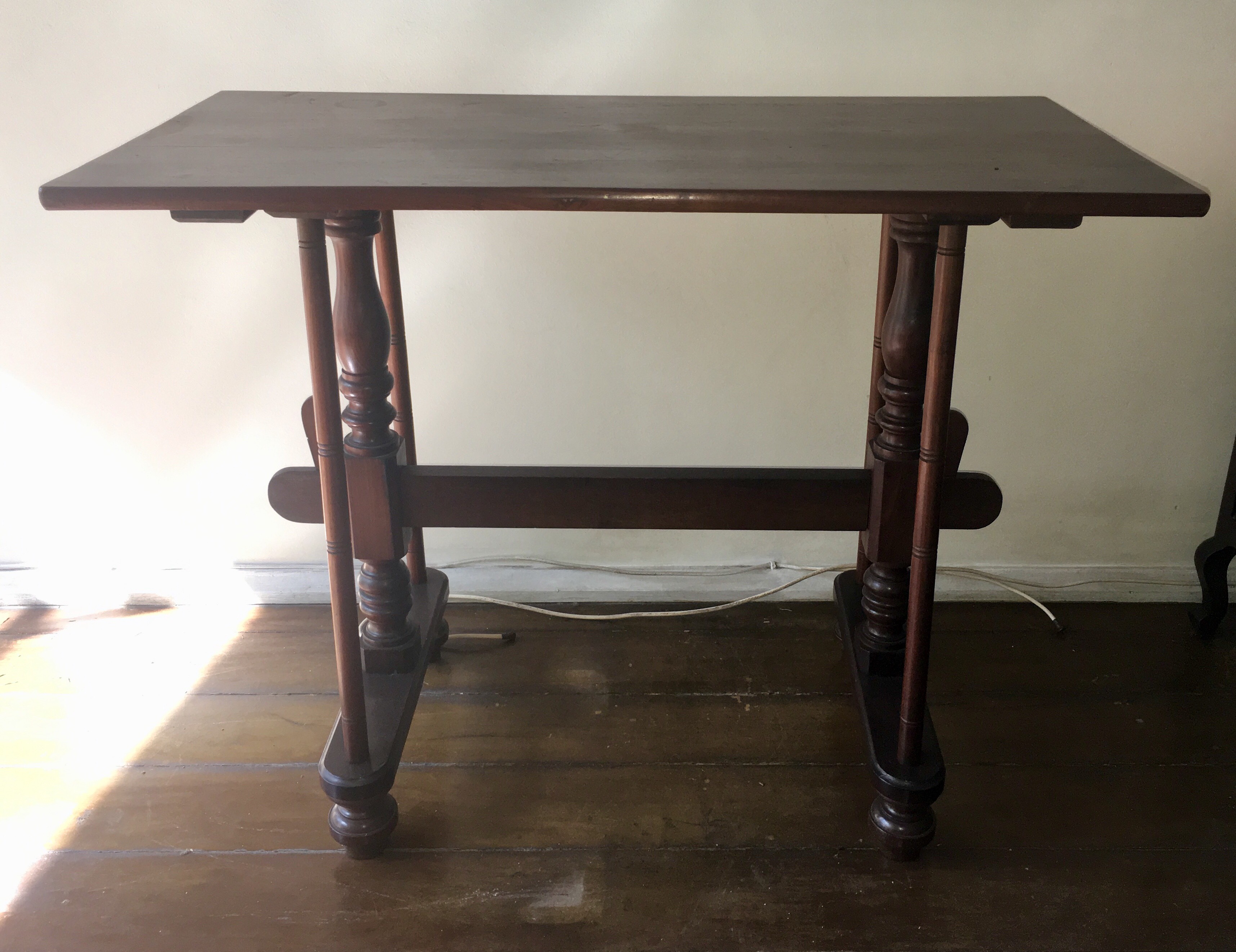 Mesa aparador de madeira nobre, tampo liso retangular, duas pernas... - foto 3 de 3