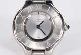 Cartier (1847),  - Relógio feminino CARTIER de aço, a quartzo com algarismos romanos, diâmetro do mostrador 28 mm. (Por questão de  segurança a peça não se encontra na l