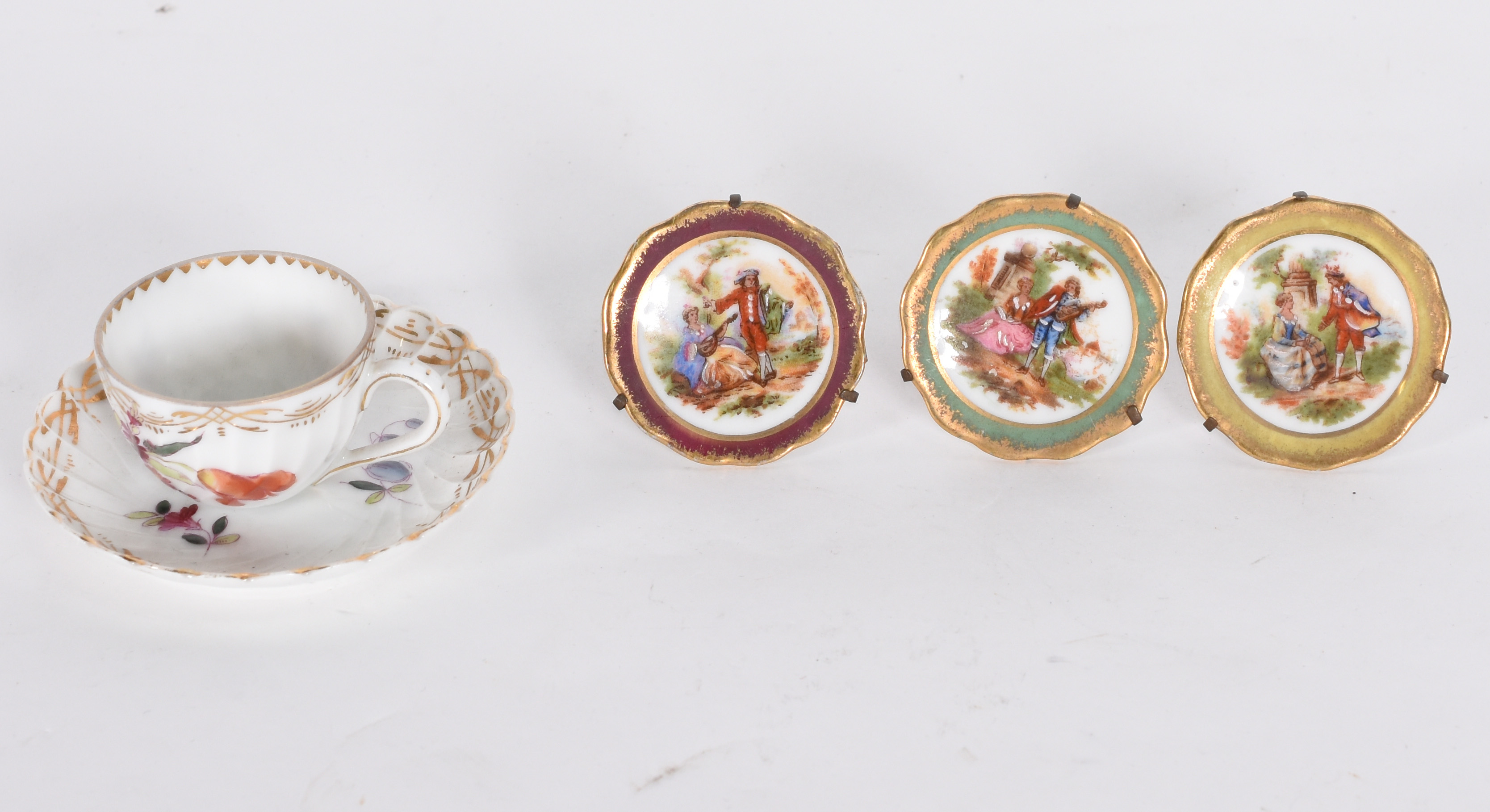 Conjunto de miniaturas de porcelana, sendo tres pratinhos franceses... - foto 1 de 5