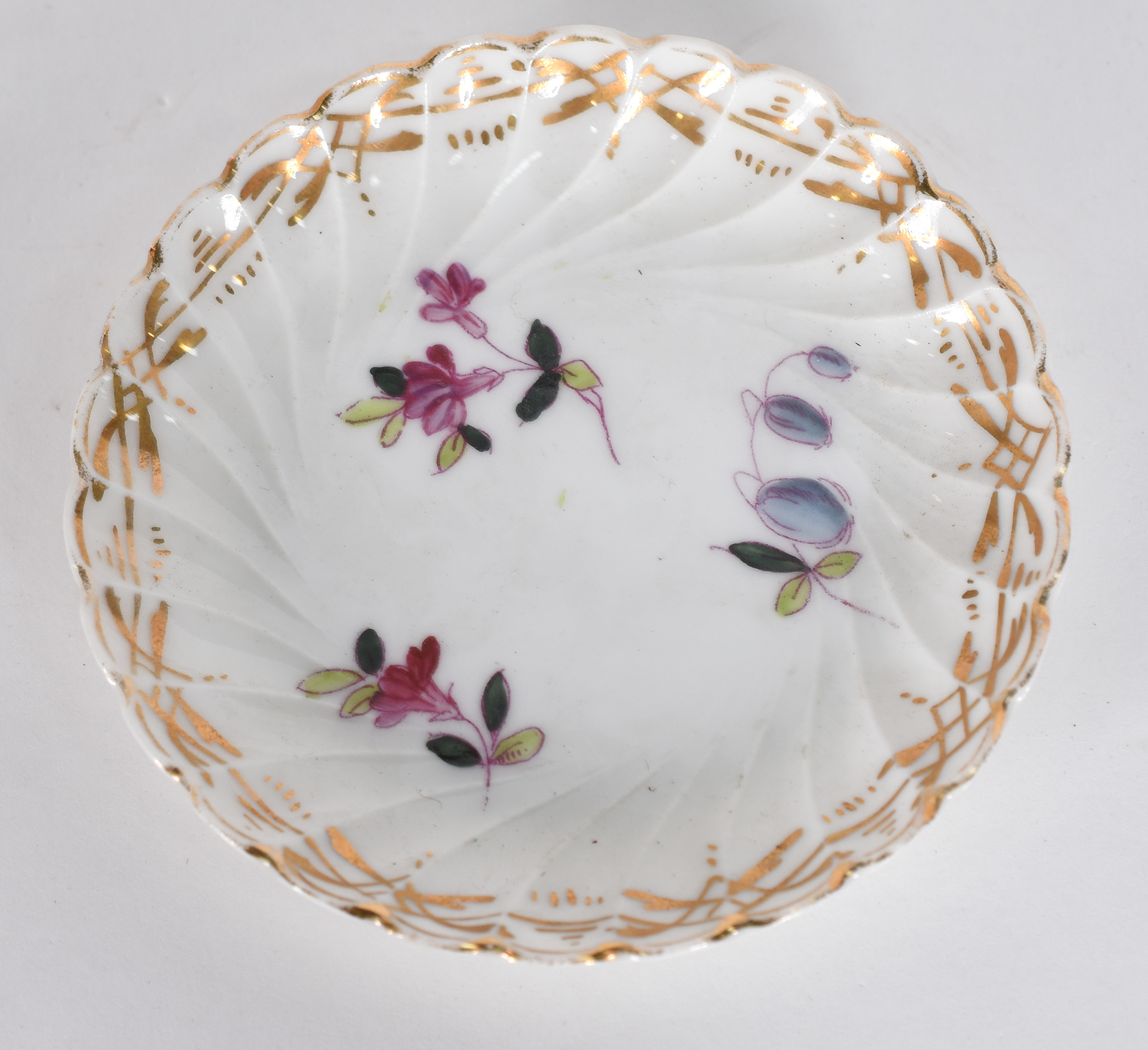 Conjunto de miniaturas de porcelana, sendo tres pratinhos franceses... - foto 3 de 5