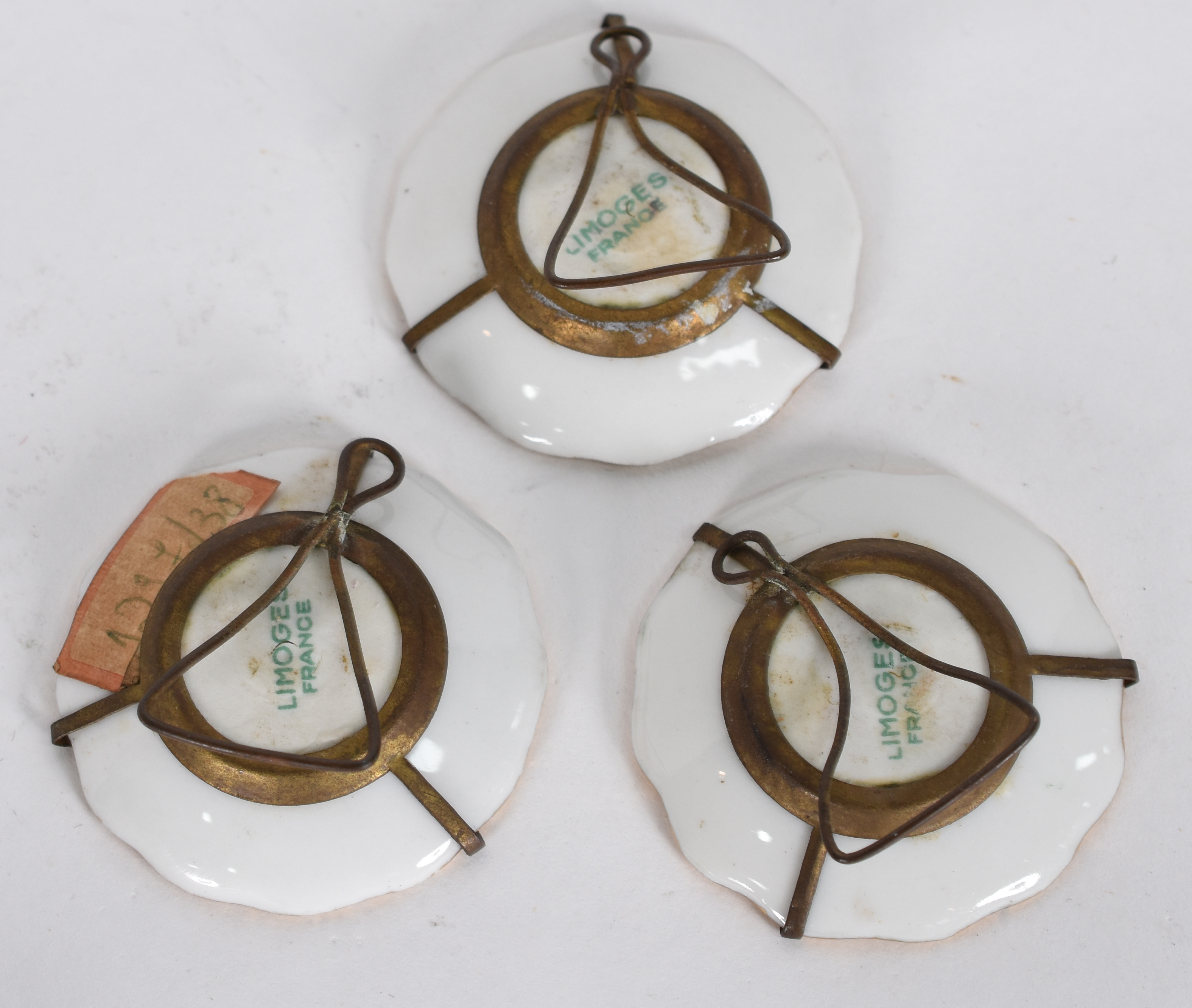 Conjunto de miniaturas de porcelana, sendo tres pratinhos franceses... - foto 5 de 5
