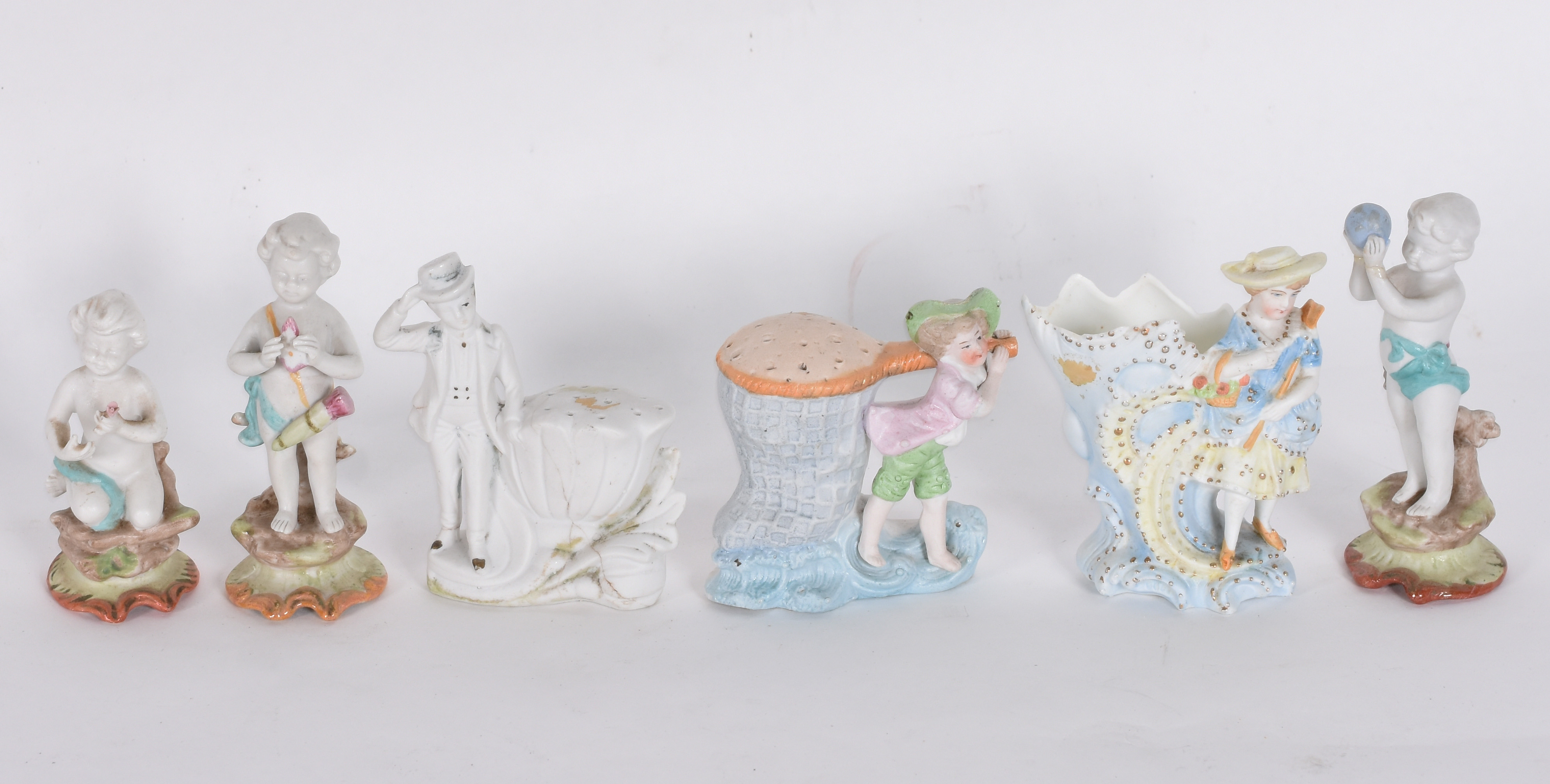 Seis peças de biscuit sendo, 3 paliteiros e 3 pequenas estatuetas... - foto 1 de 6