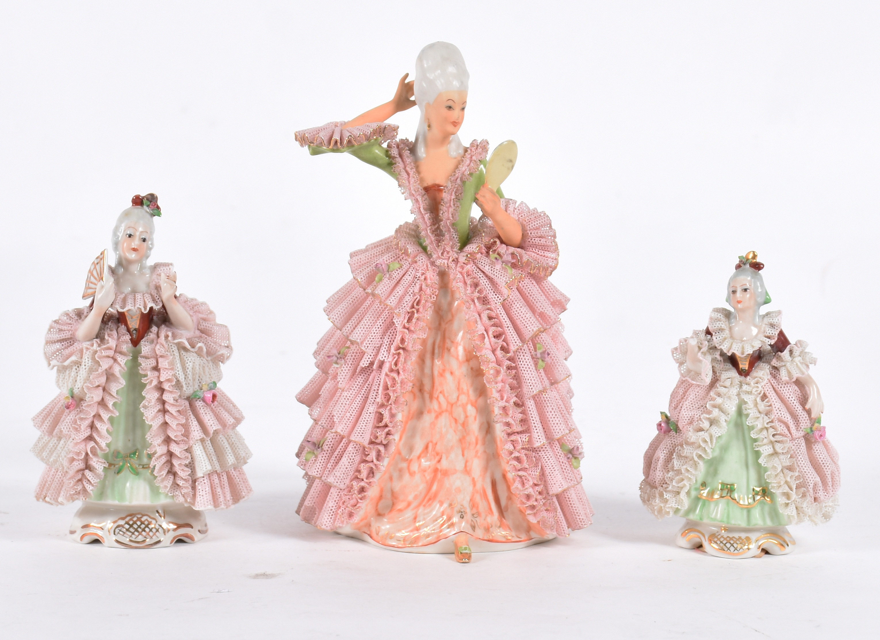 Três peças de porcelana representando bailarinas (com alguns babados... - foto 1 de 6