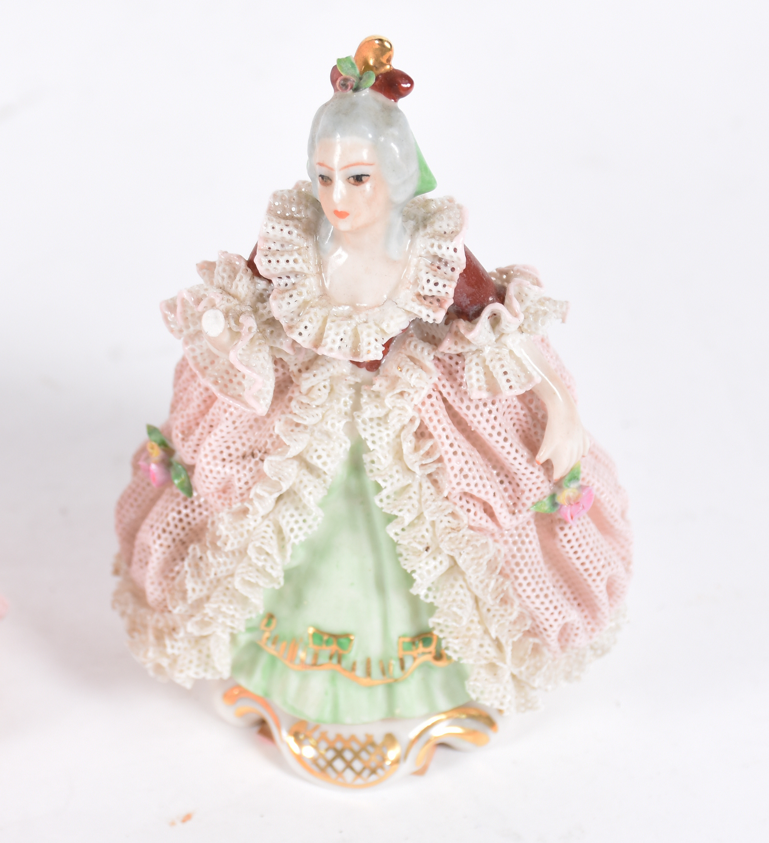 Três peças de porcelana representando bailarinas (com alguns babados... - foto 2 de 6