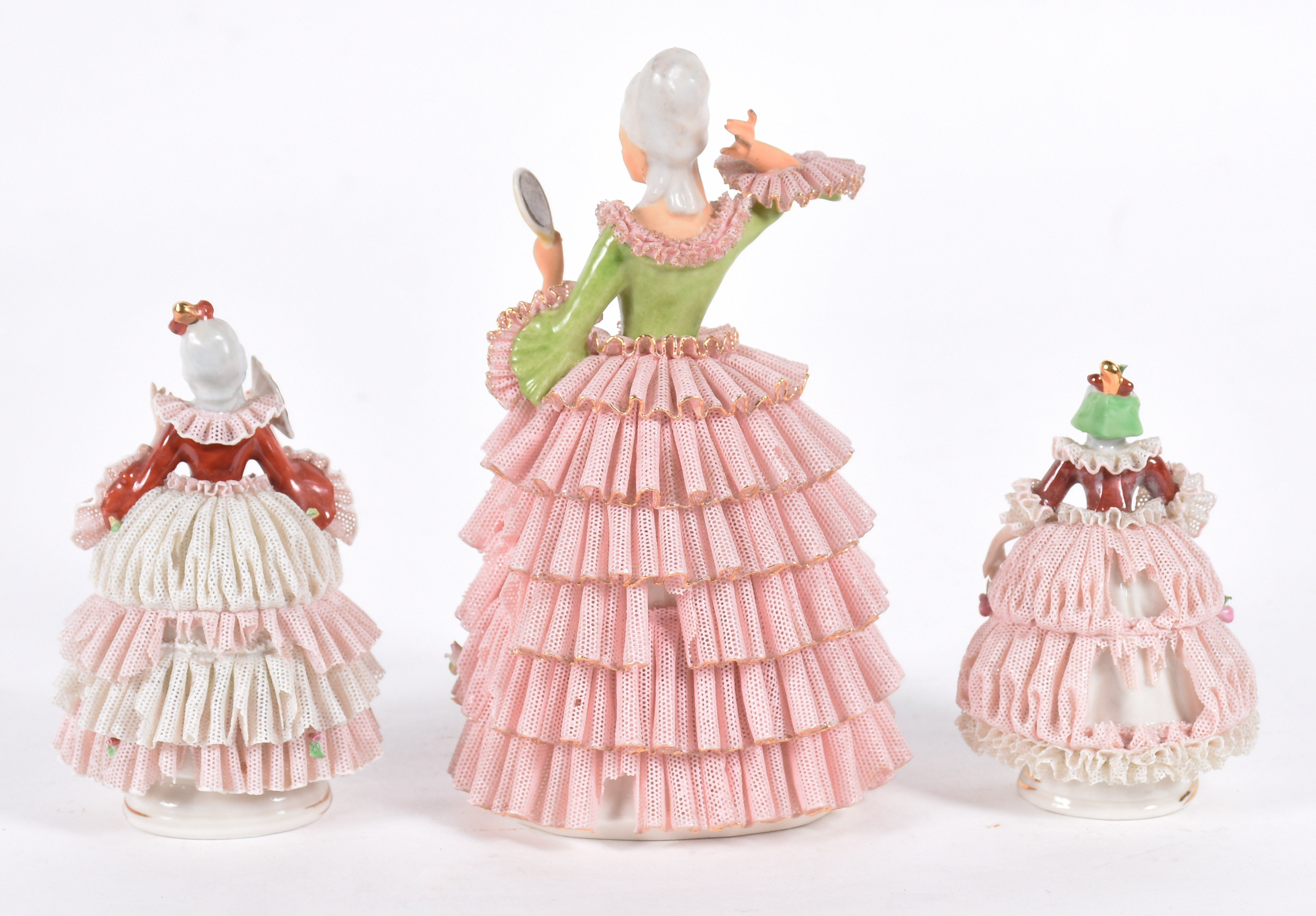 Três peças de porcelana representando bailarinas (com alguns babados... - foto 4 de 6