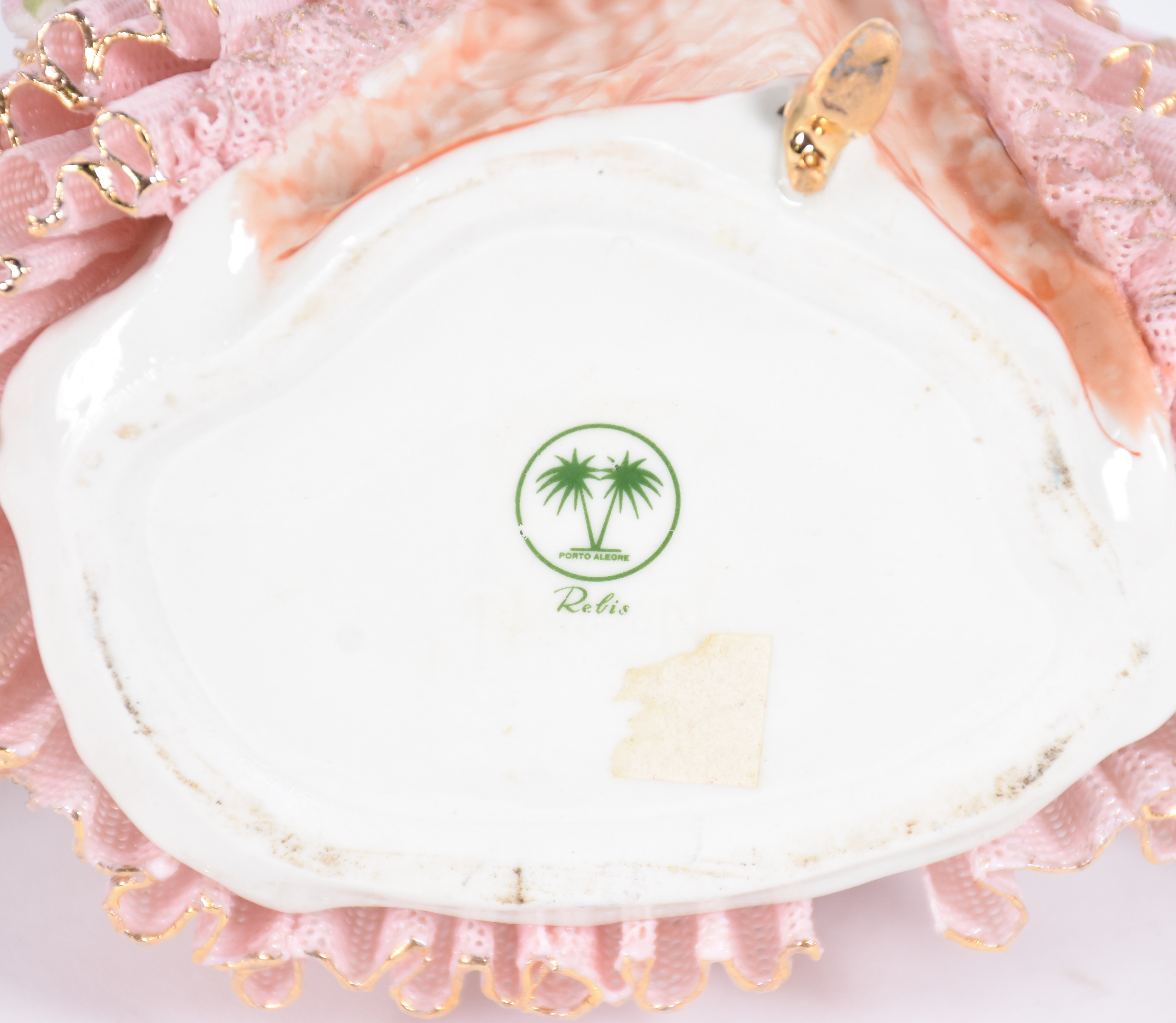 Três peças de porcelana representando bailarinas (com alguns babados... - foto 6 de 6