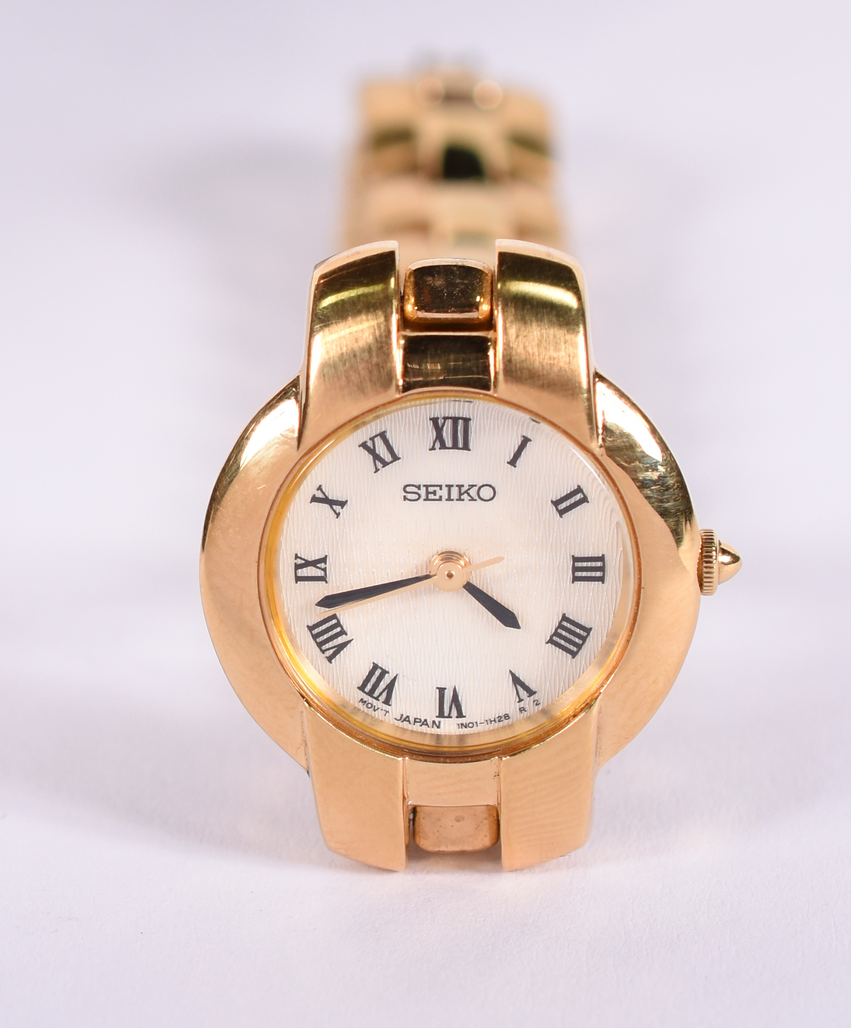 Relógio Seiko feminino, pulseira dourada, em algarismos romanos, na... - foto 1 de 3