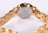 Relógio Seiko feminino, pulseira dourada, em al... - Relógio Seiko feminino, pulseira dourada, em algarismos romanos, na caixa.