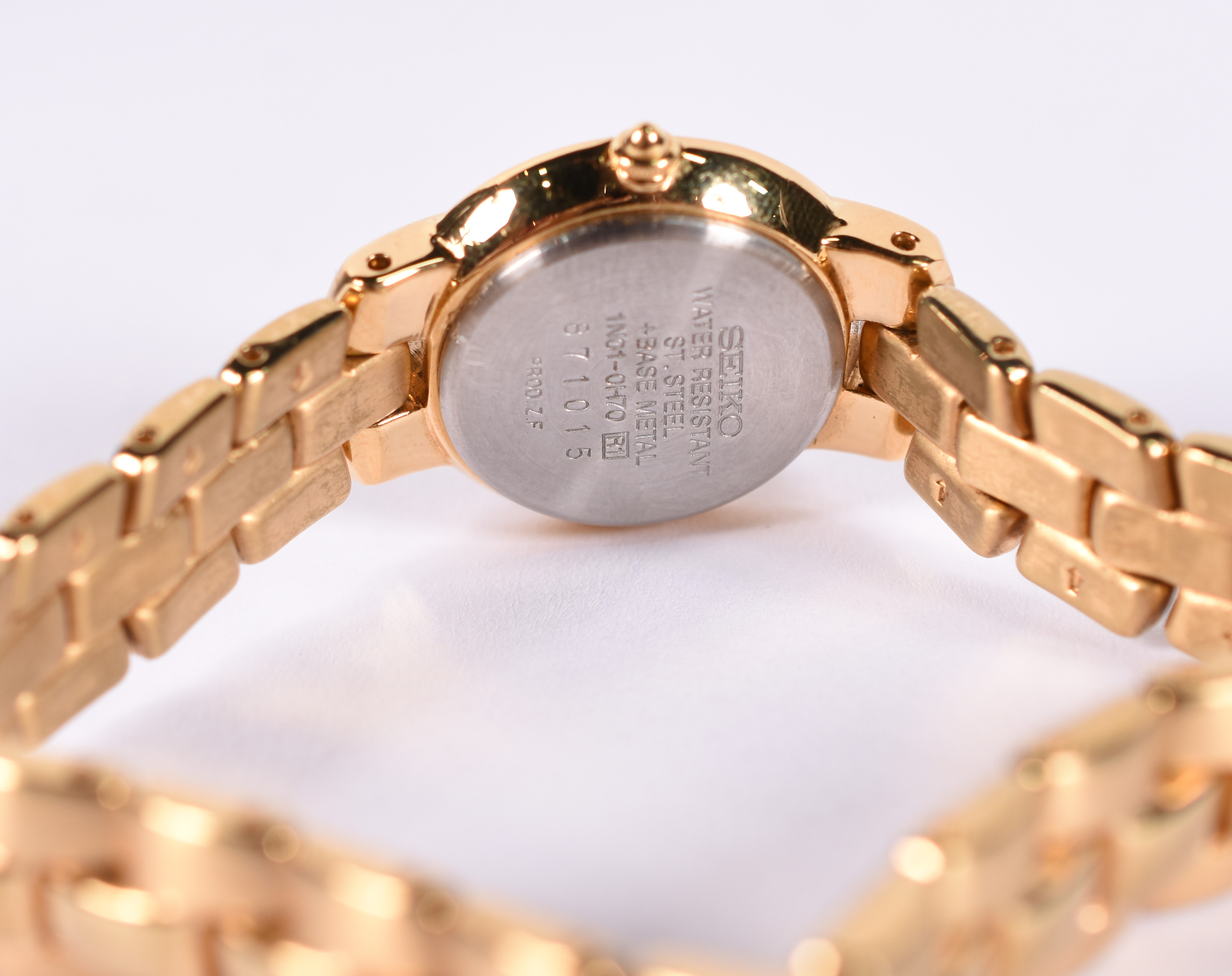 Relógio Seiko feminino, pulseira dourada, em algarismos romanos, na... - foto 2 de 3