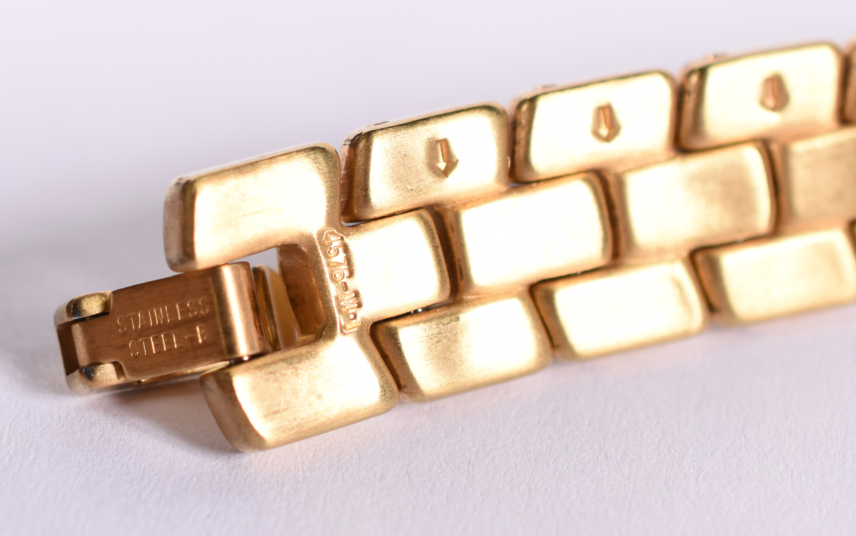 Relógio Seiko feminino, pulseira dourada, em algarismos romanos, na... - foto 3 de 3