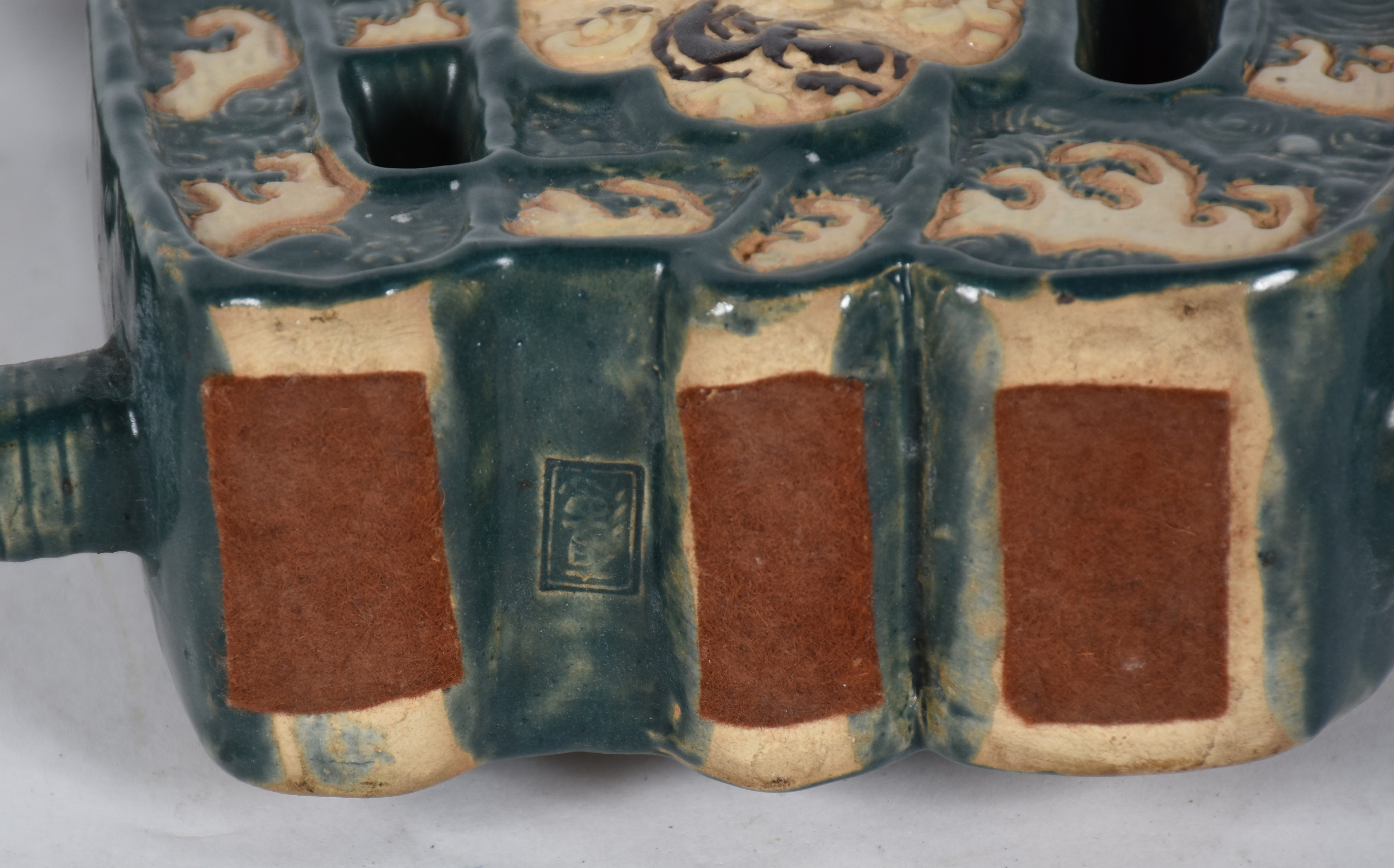 Vaso de cerâmica oriental com dragões em relevo. - foto 6 de 6