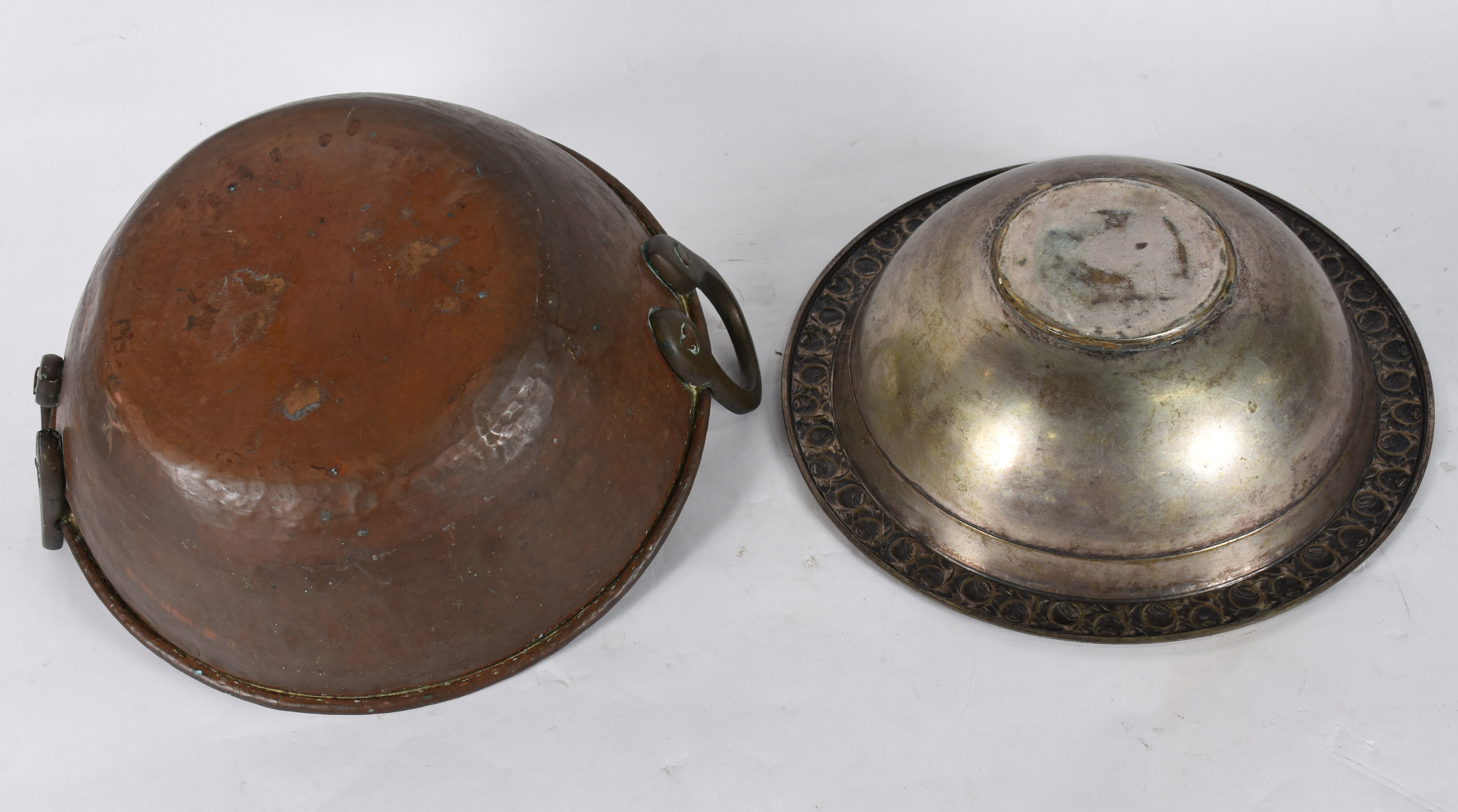 Duas peças, sendo: Grande tacho de cobre e bacia de metal (com... - foto 4 de 4