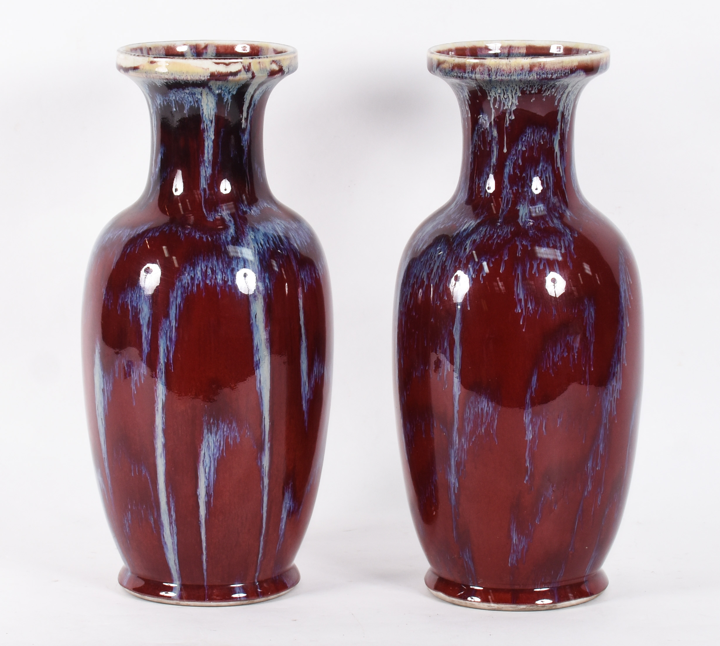 Par de vasos de porcelana oriental vinho, com rajados azuis. - foto 1 de 4