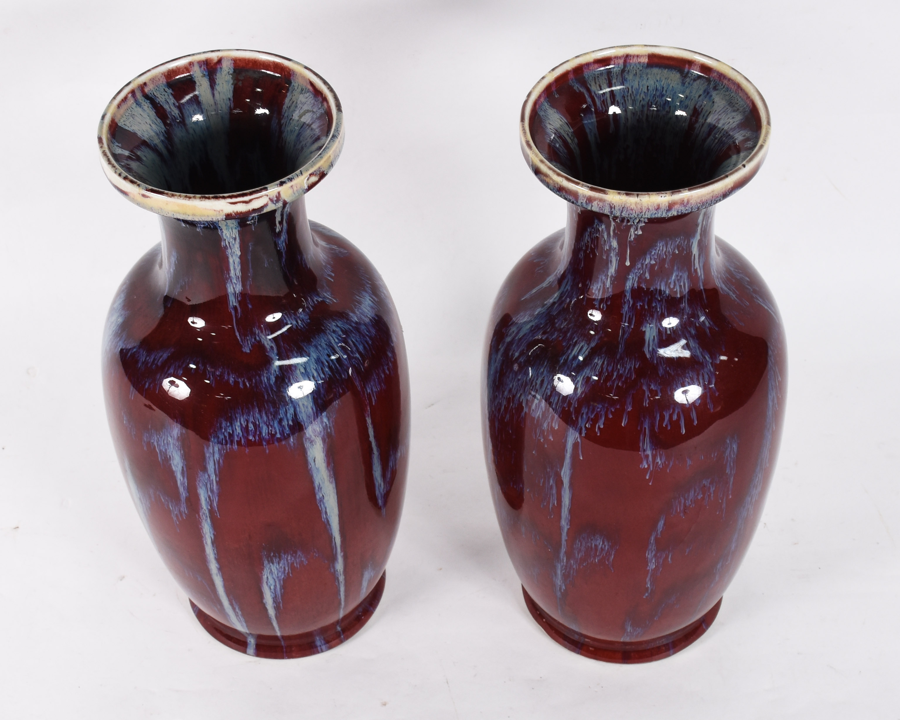 Par de vasos de porcelana oriental vinho, com rajados azuis. - foto 2 de 4