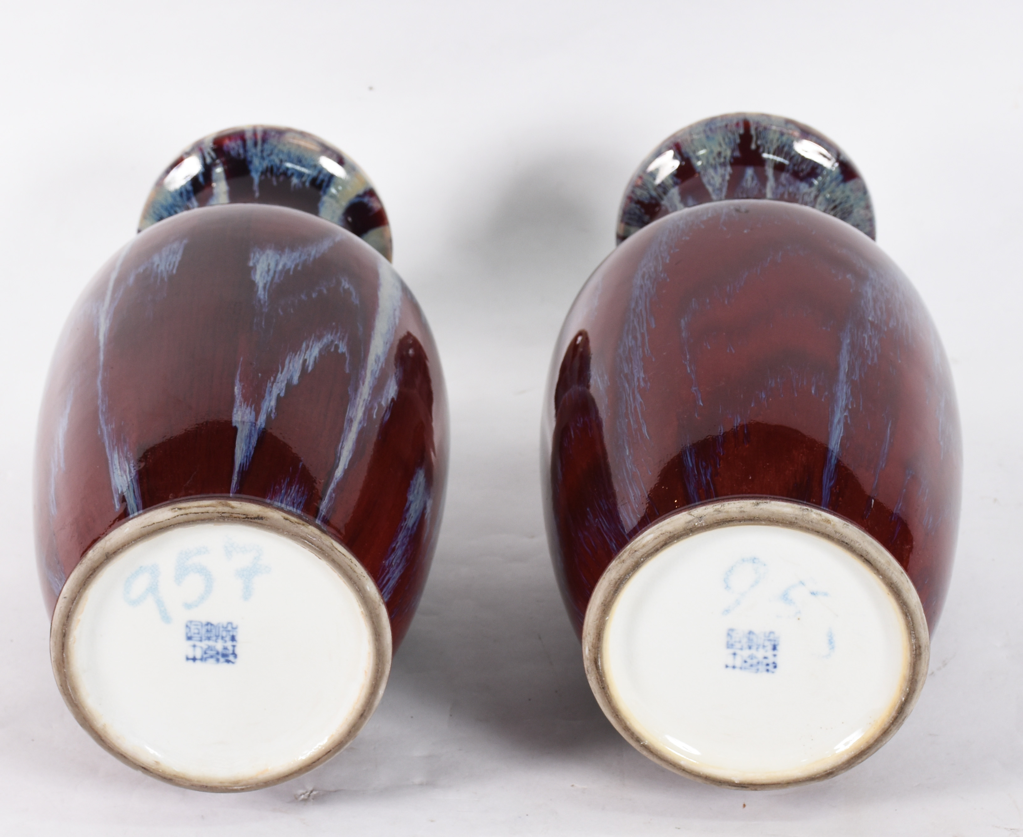 Par de vasos de porcelana oriental vinho, com rajados azuis. - foto 3 de 4