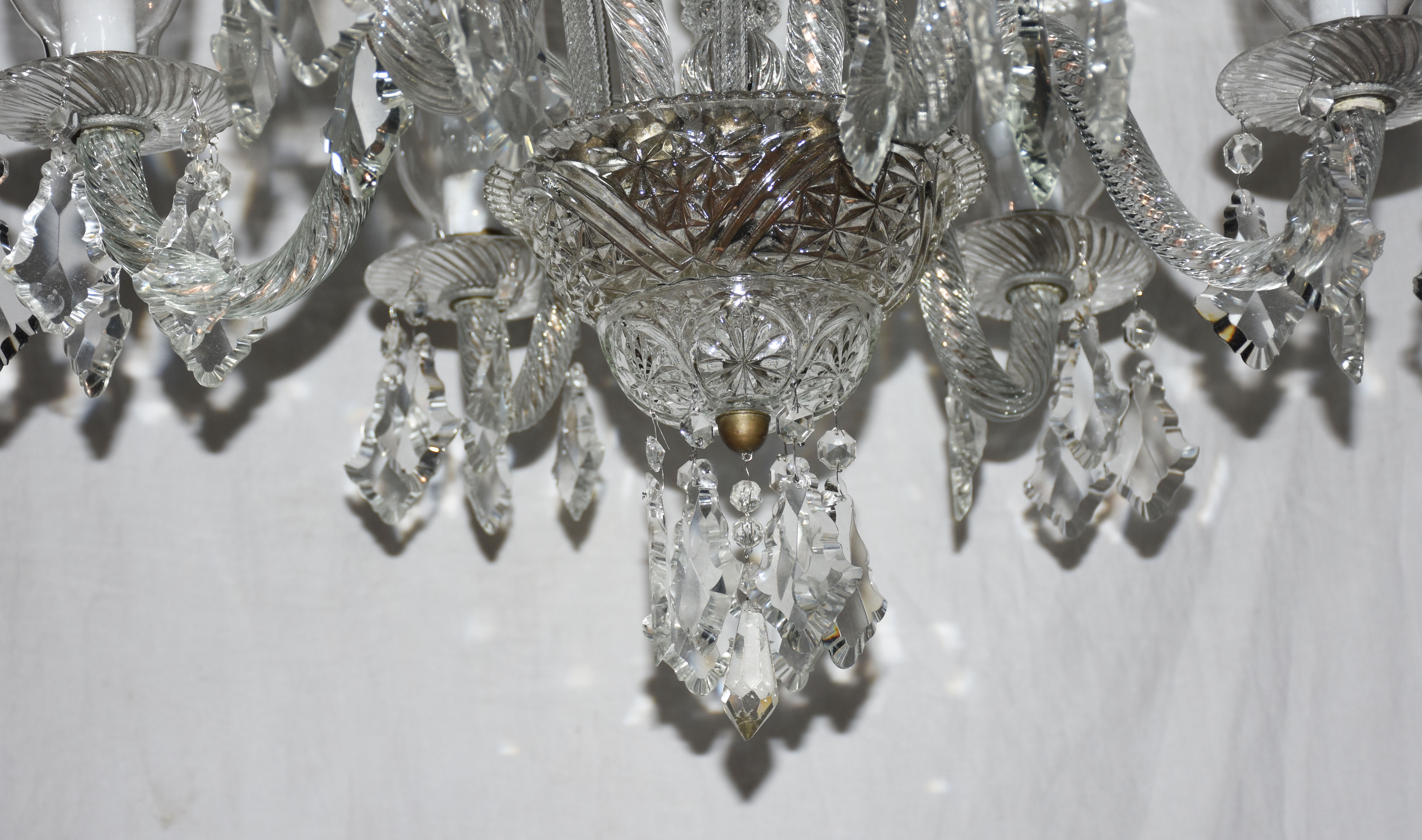 Lustre para 6 luzes de cristal com pingentes lapidados. - foto 2 de 2