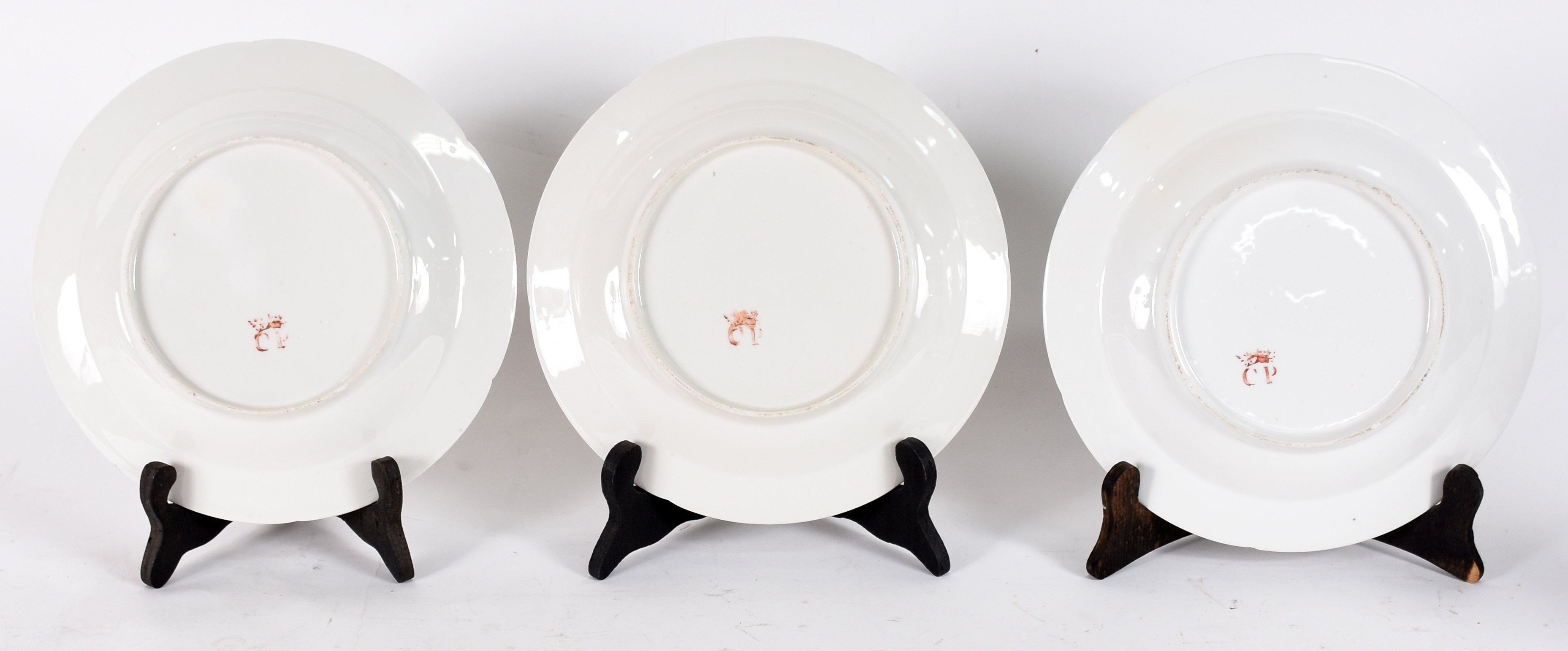 Três pratos de coleção de porcelana européia, marca CP com coroa do... - foto 3 de 3