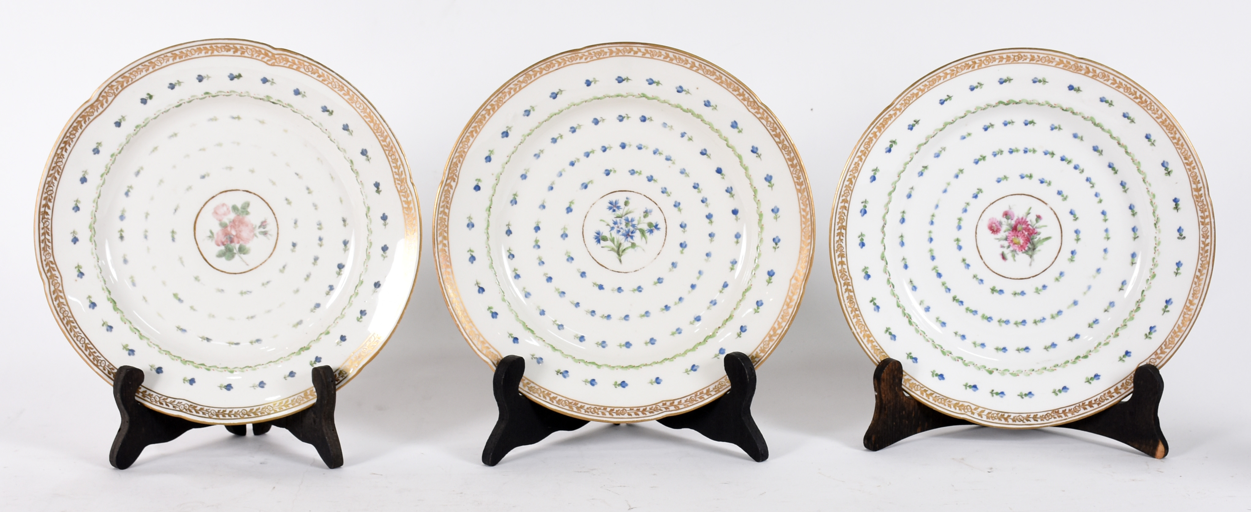 Três pratos de coleção de porcelana européia, marca CP com coroa do... - foto 1 de 3