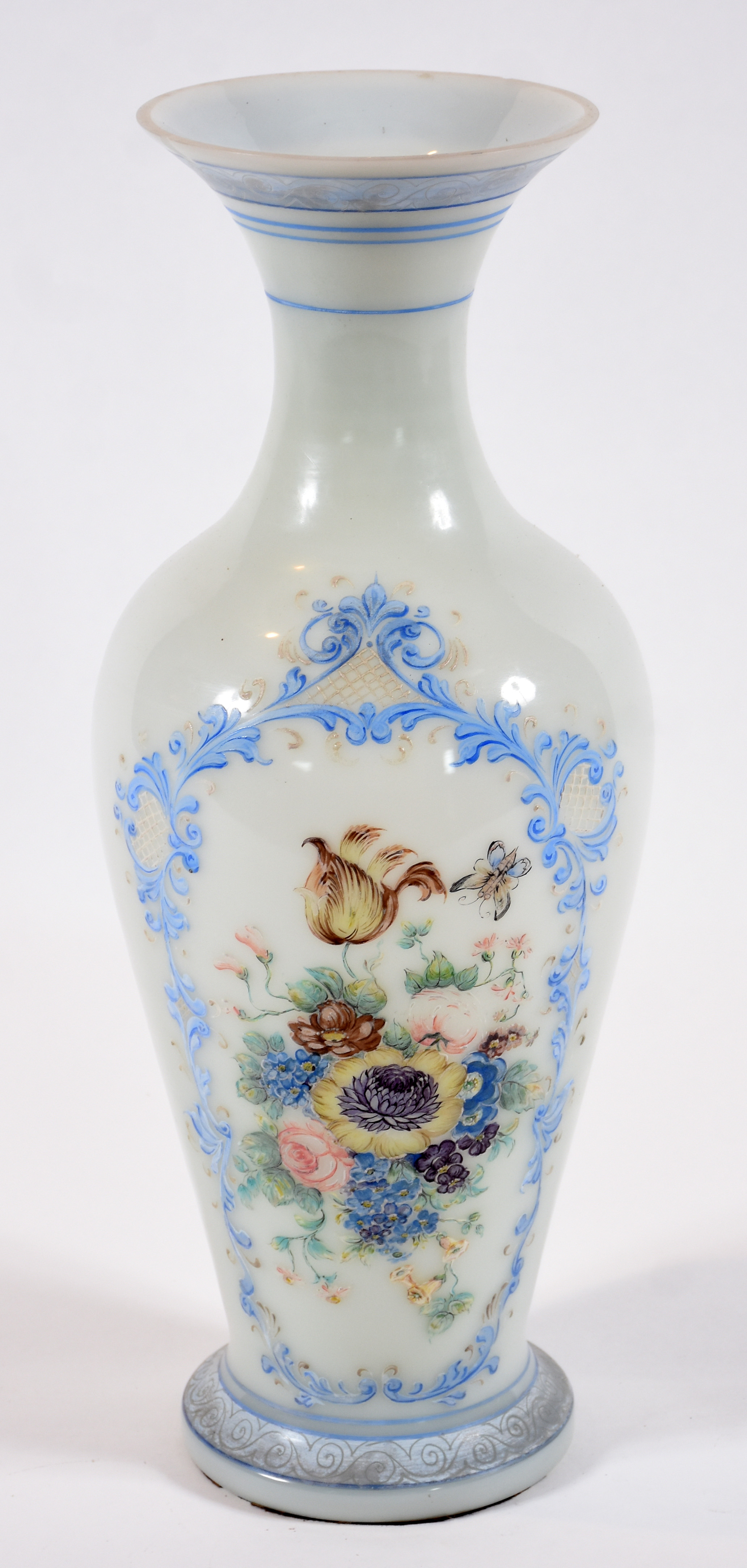 Grande vaso de opalina branca com flores em policromia. - foto 1 de 5