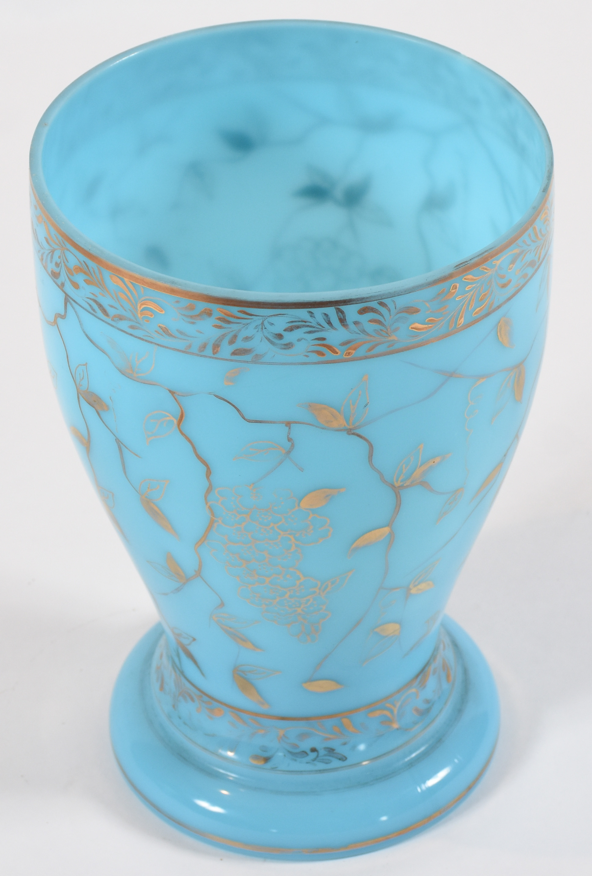 Vaso de opalina francesa na cor turquesa com detalhes dourados. - foto 1 de 4