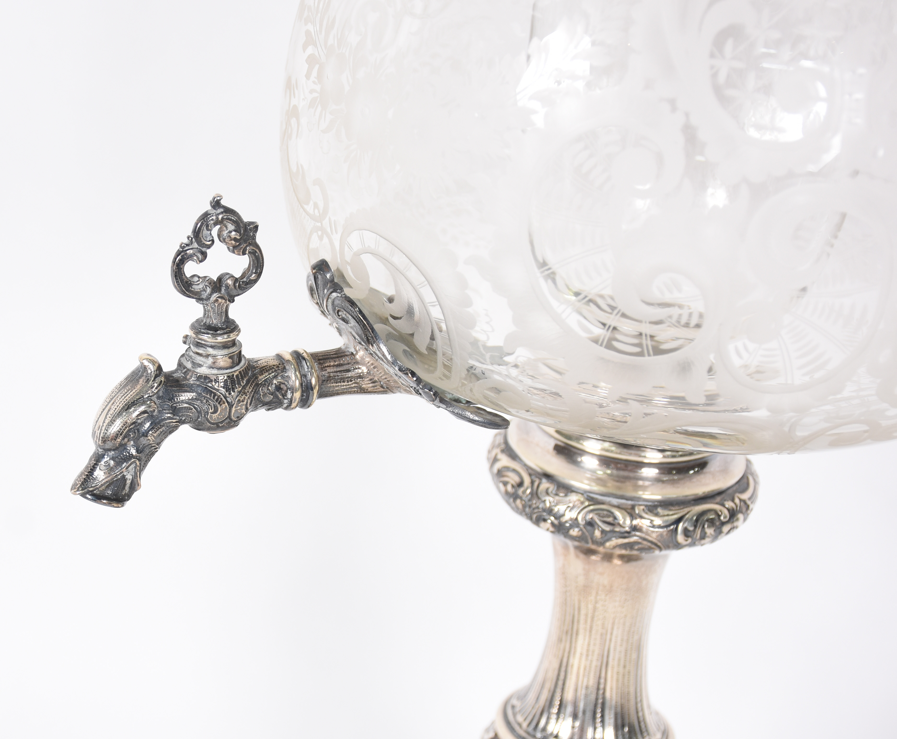 Elegante refresqueira de prata alemã contrastada com figuras infantis... - foto 4 de 10