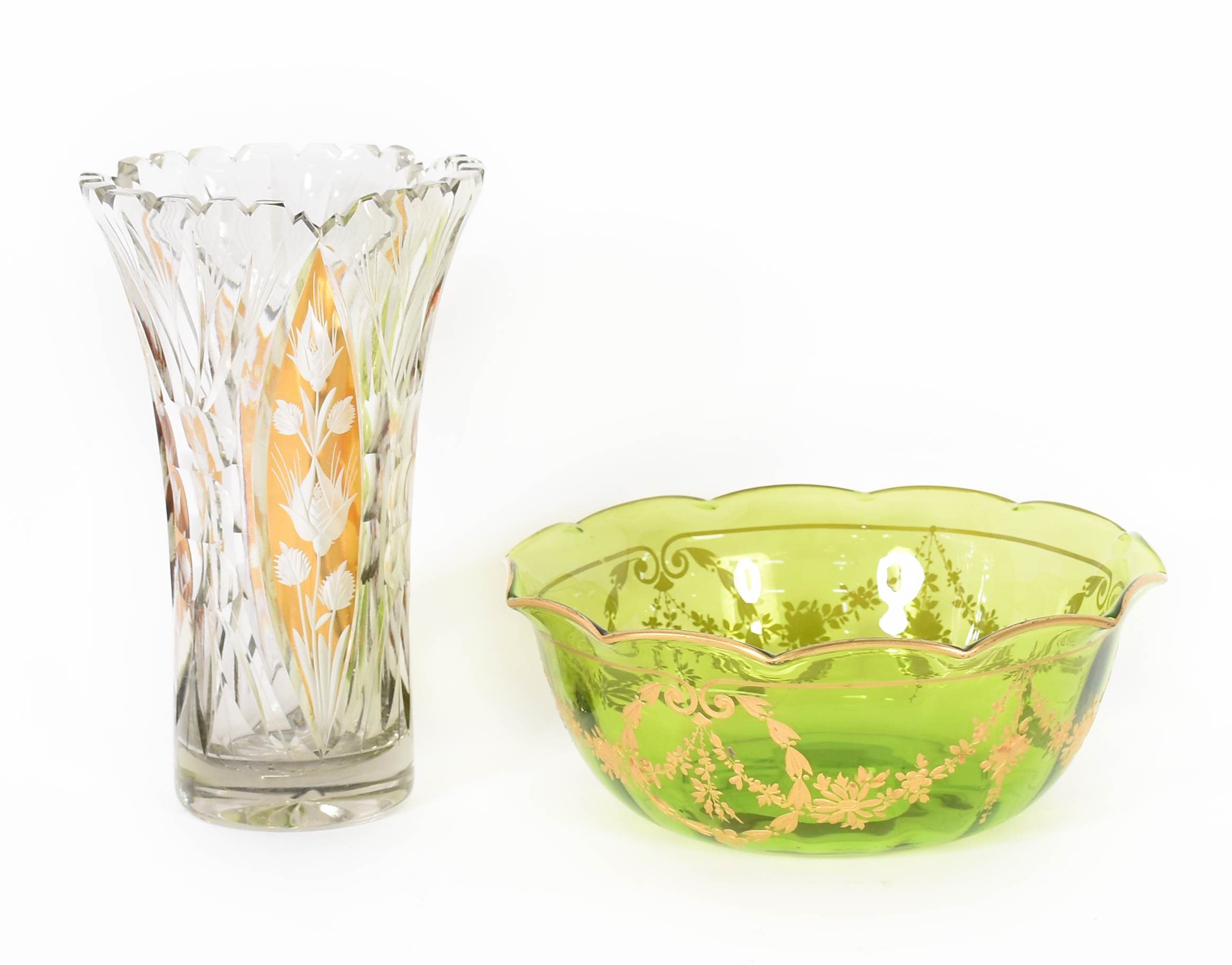 Duas peças de cristal europeu, sendo um bowl na cor verde com... - foto 1 de 5