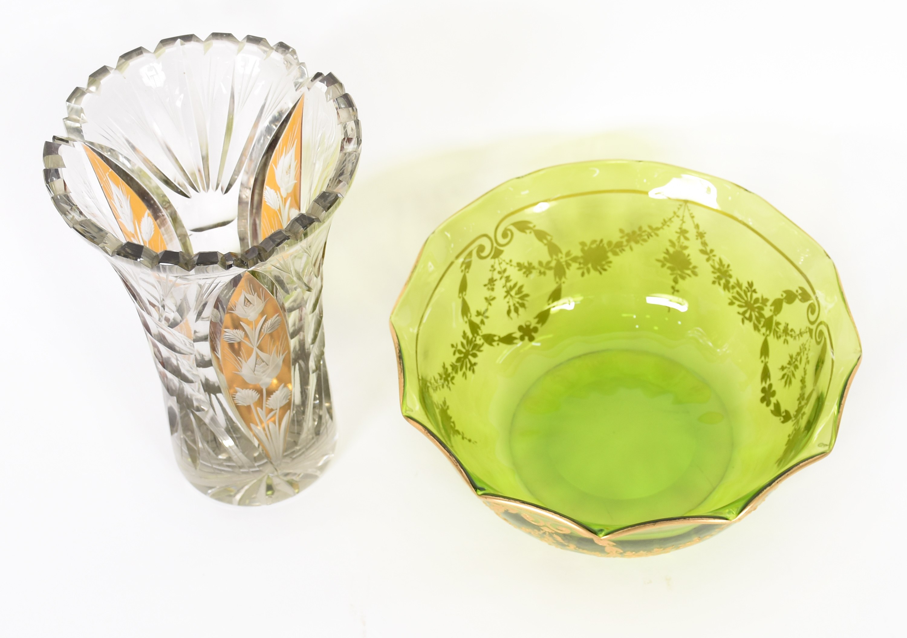 Duas peças de cristal europeu, sendo um bowl na cor verde com... - foto 2 de 5