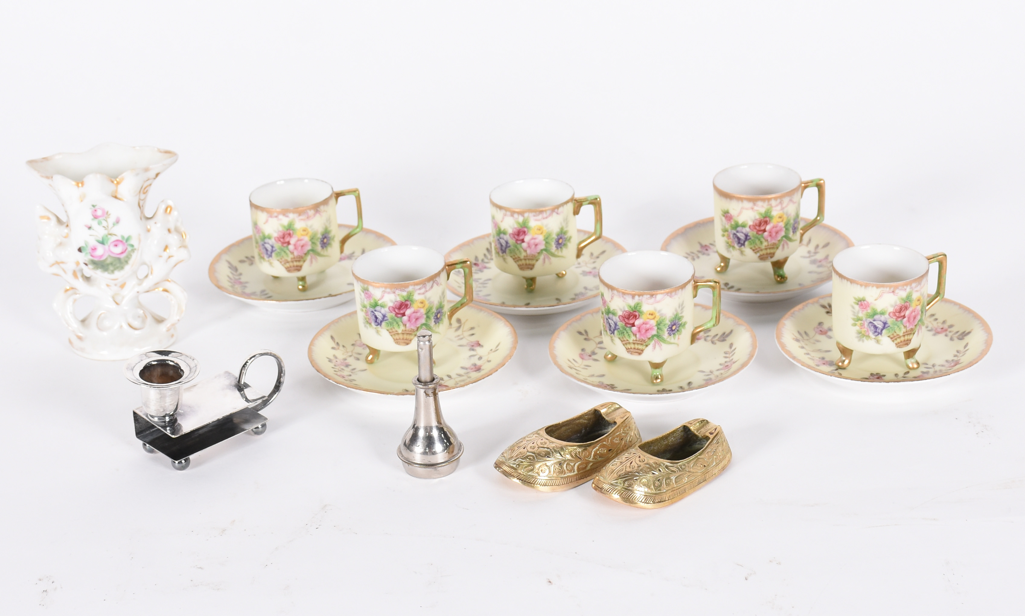 Diversas peças, sendo 6 xícaras para café de porcelana japonesa... - foto 1 de 6