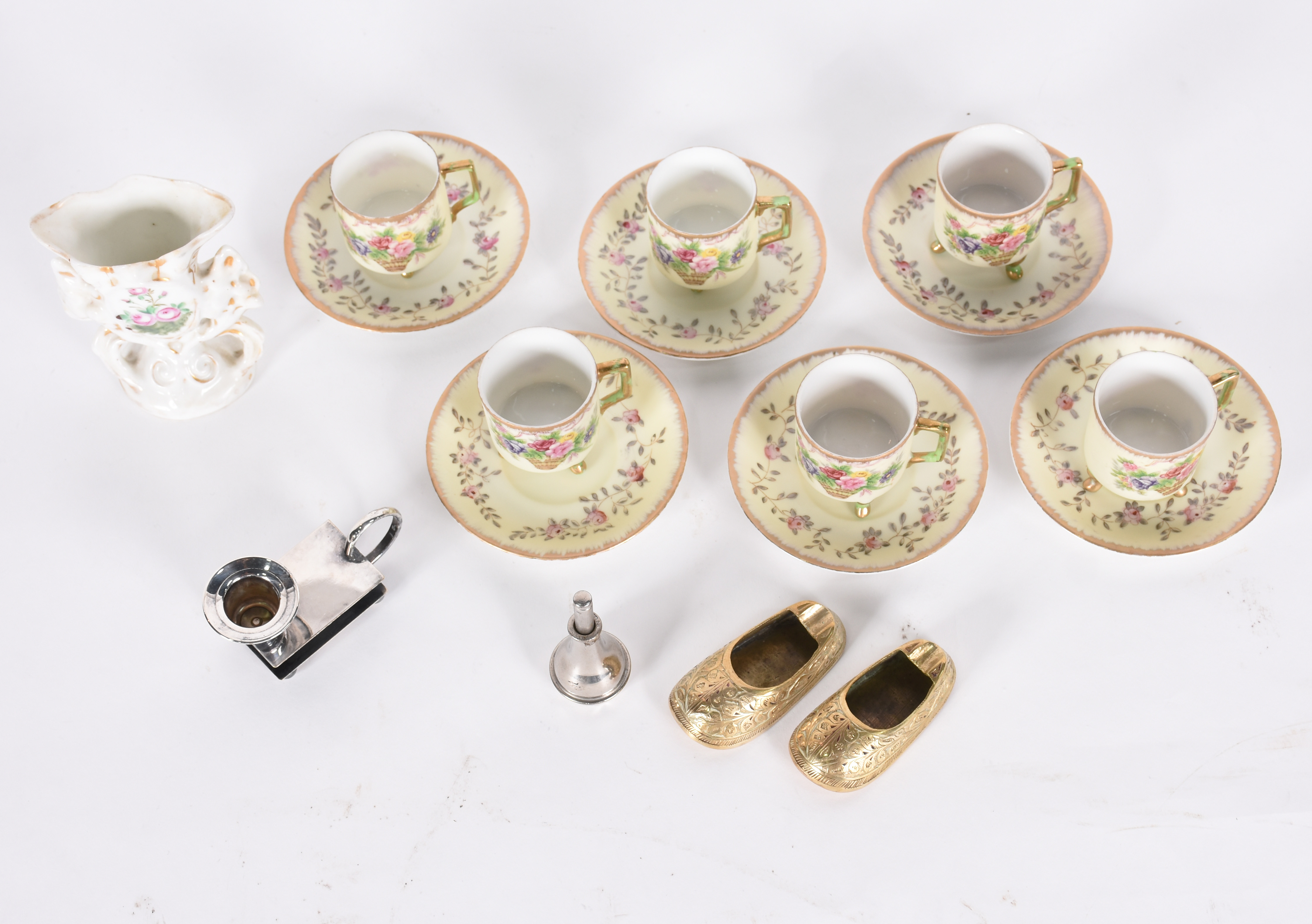 Diversas peças, sendo 6 xícaras para café de porcelana japonesa... - foto 2 de 6