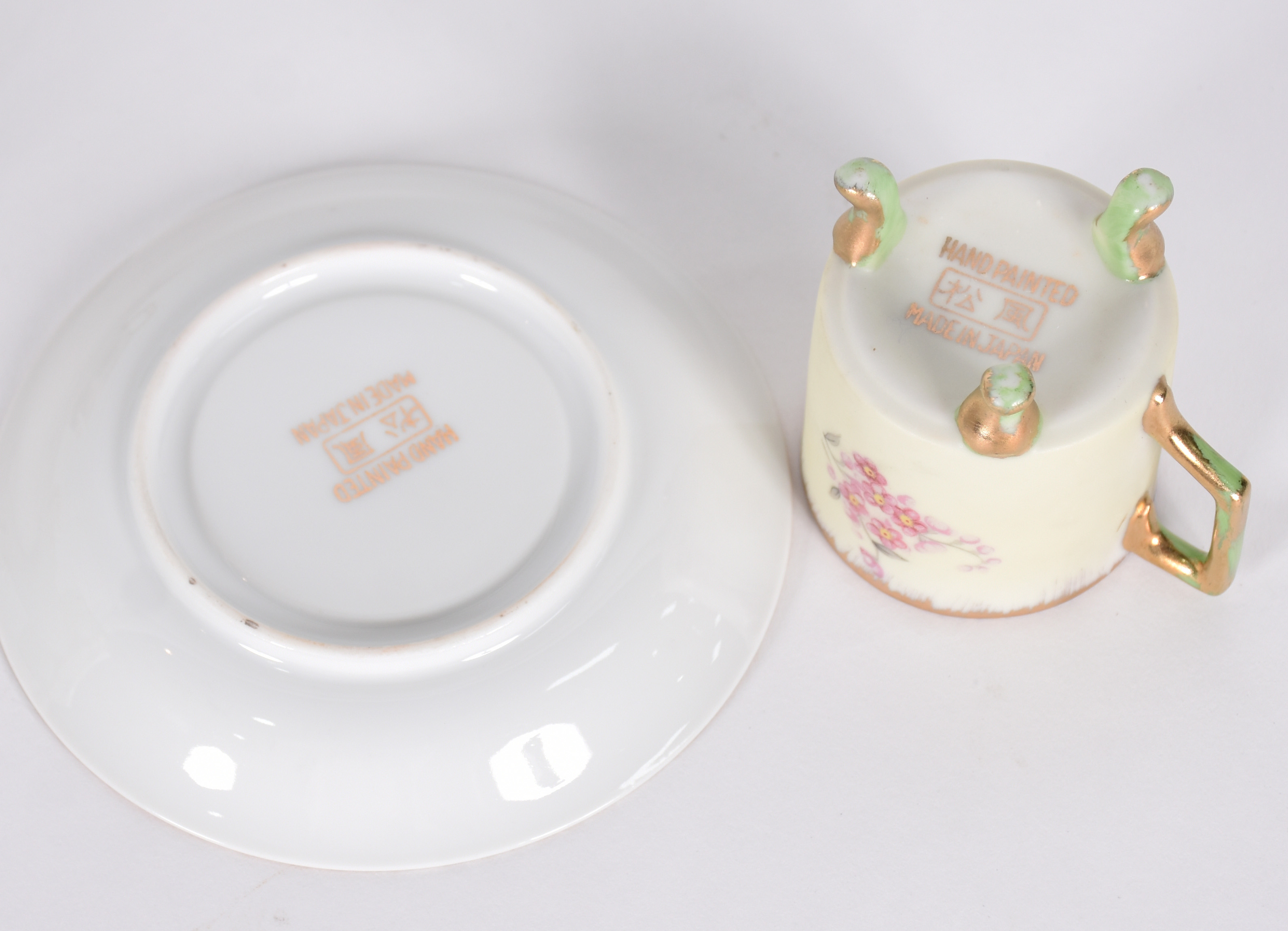 Diversas peças, sendo 6 xícaras para café de porcelana japonesa... - foto 4 de 6