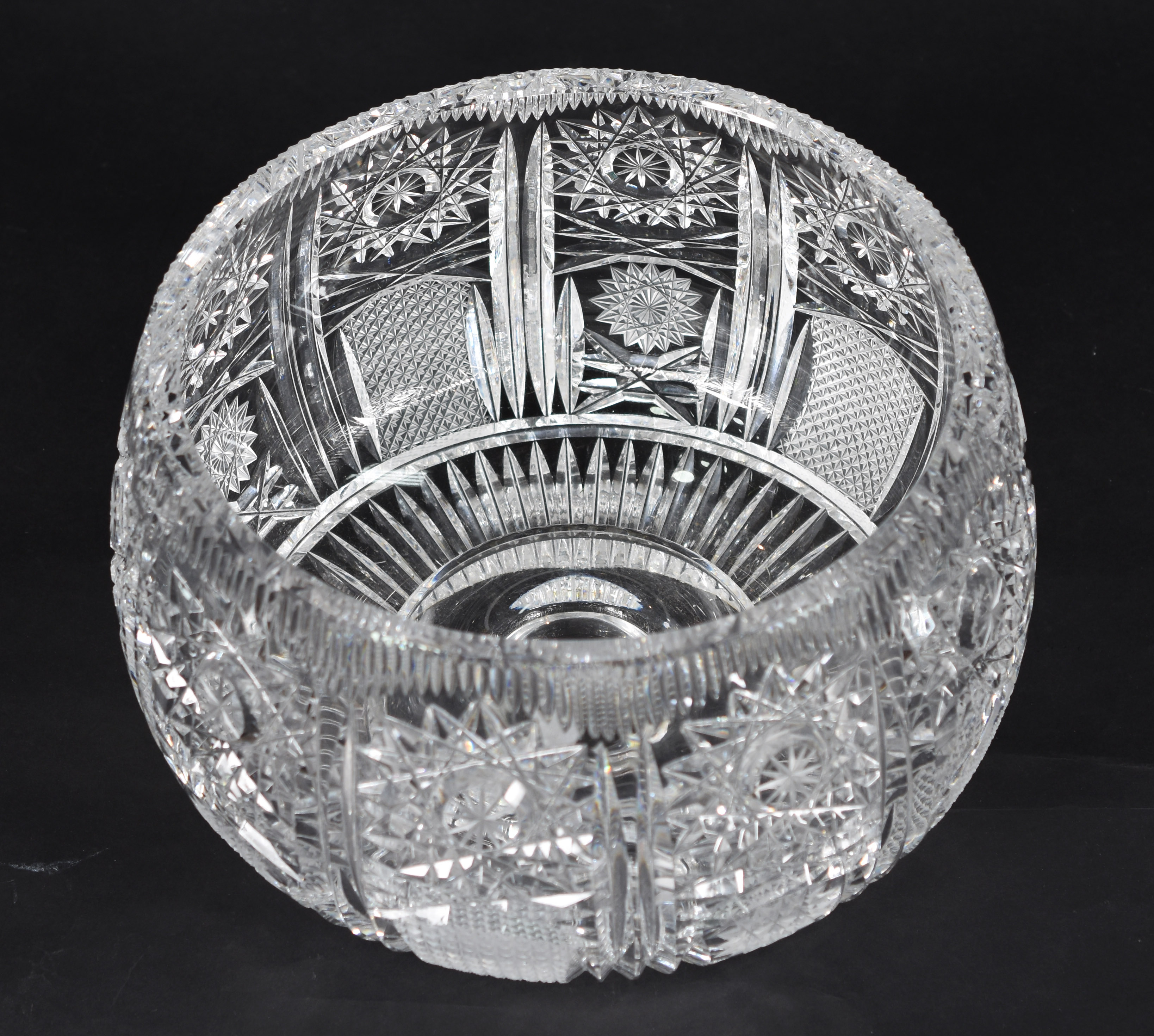 Bowl de cristal tcheco ricamente lapidado a mão. - foto 1 de 3