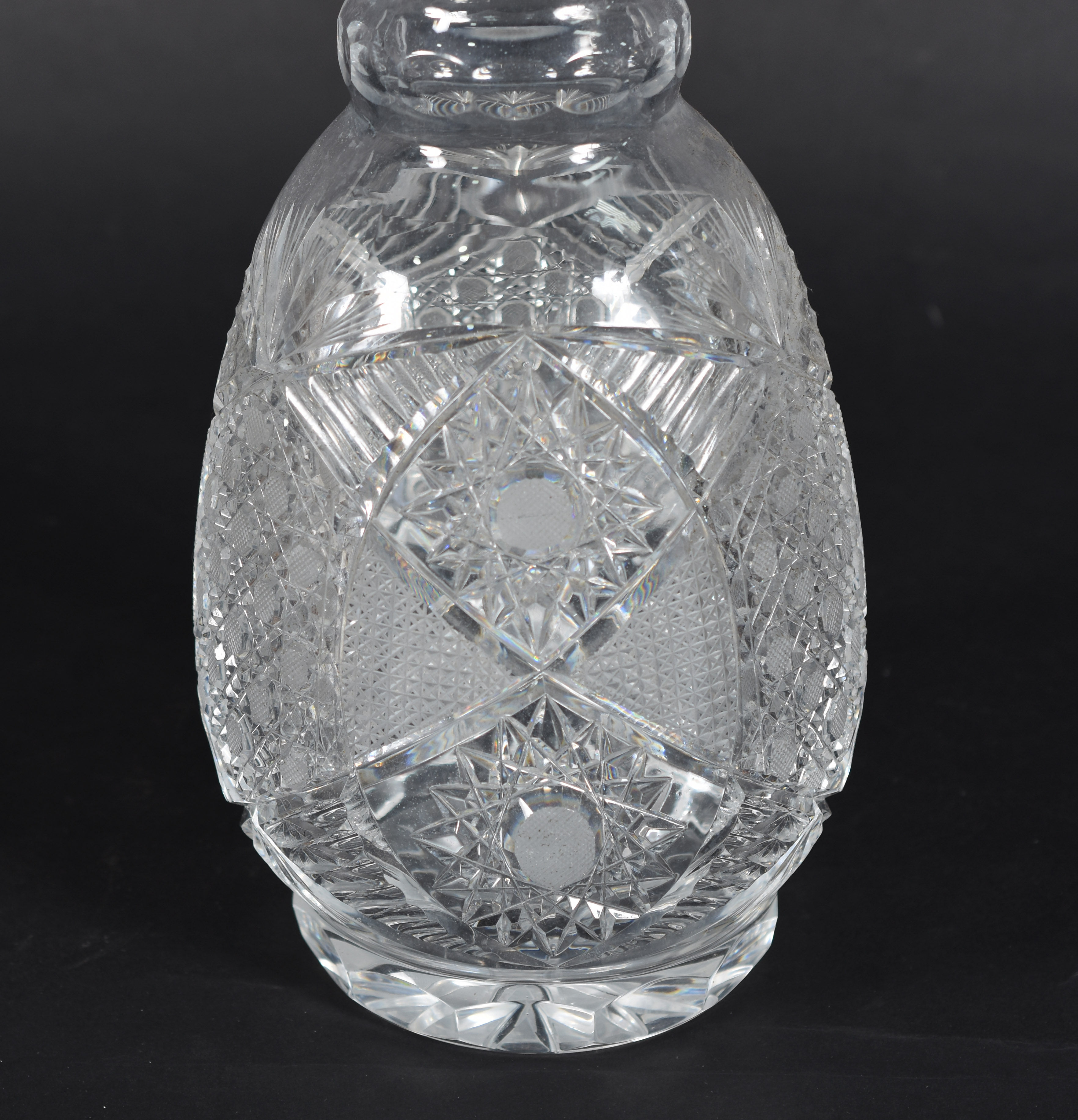 Grande garrafa de cristal tcheco lapidado à mão. - foto 2 de 4