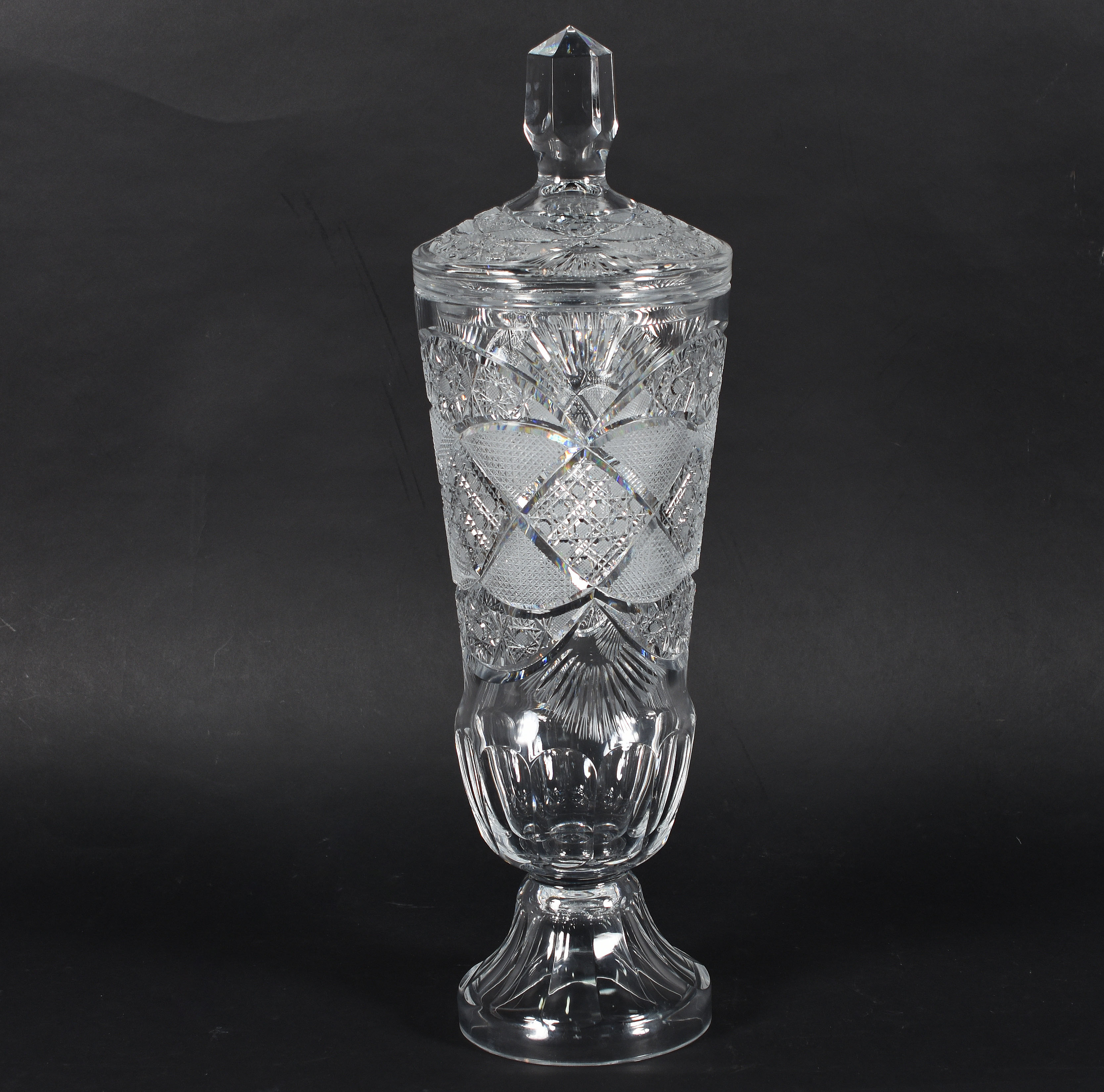 Grande potiche de cristal tcheco lapidado à mão. - foto 1 de 3