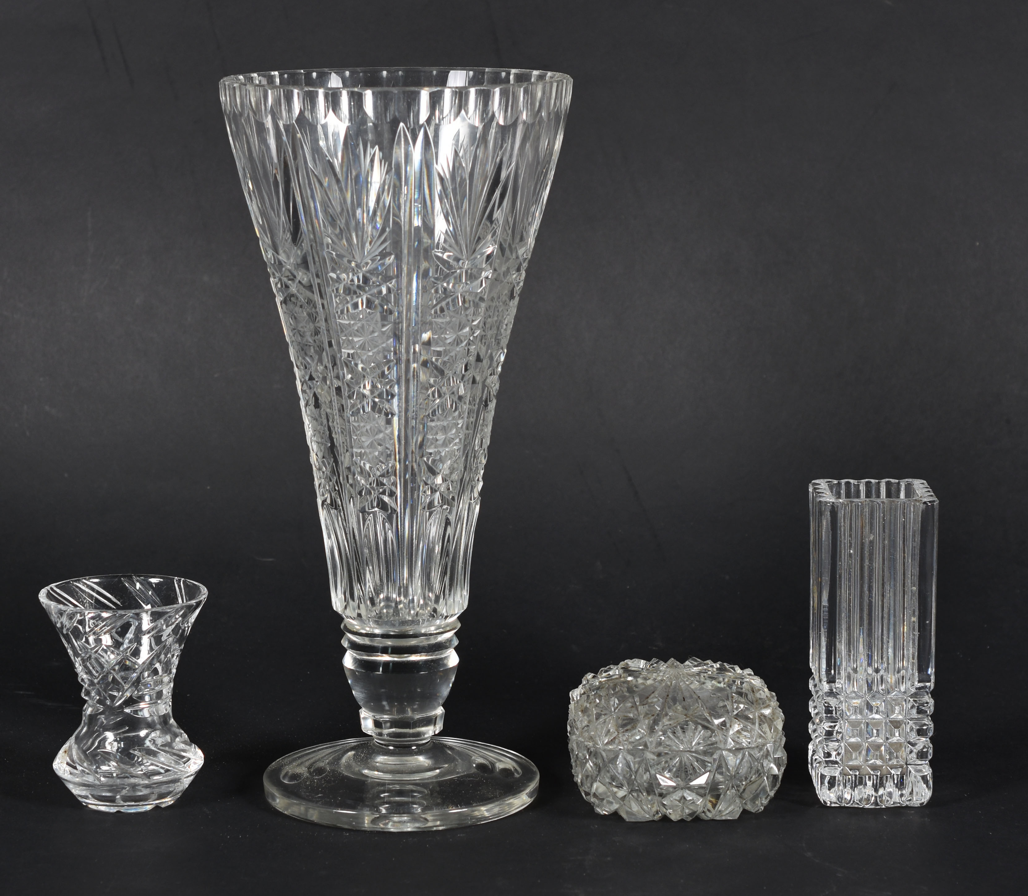 Três peças de cristal tcheco lapidado, sendo 3 vasos e 1 caixinha. - foto 1 de 3