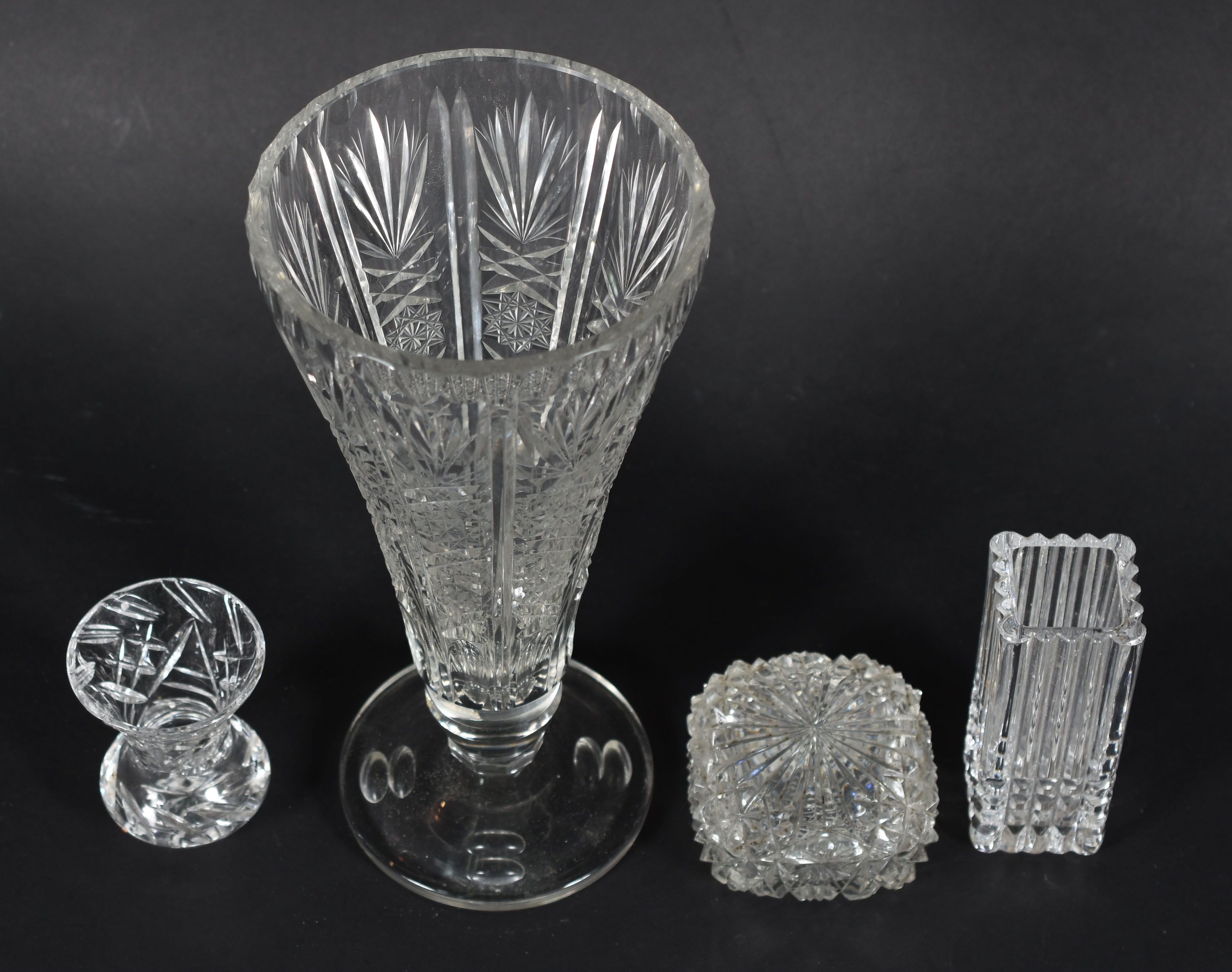 Três peças de cristal tcheco lapidado, sendo 3 vasos e 1 caixinha. - foto 2 de 3