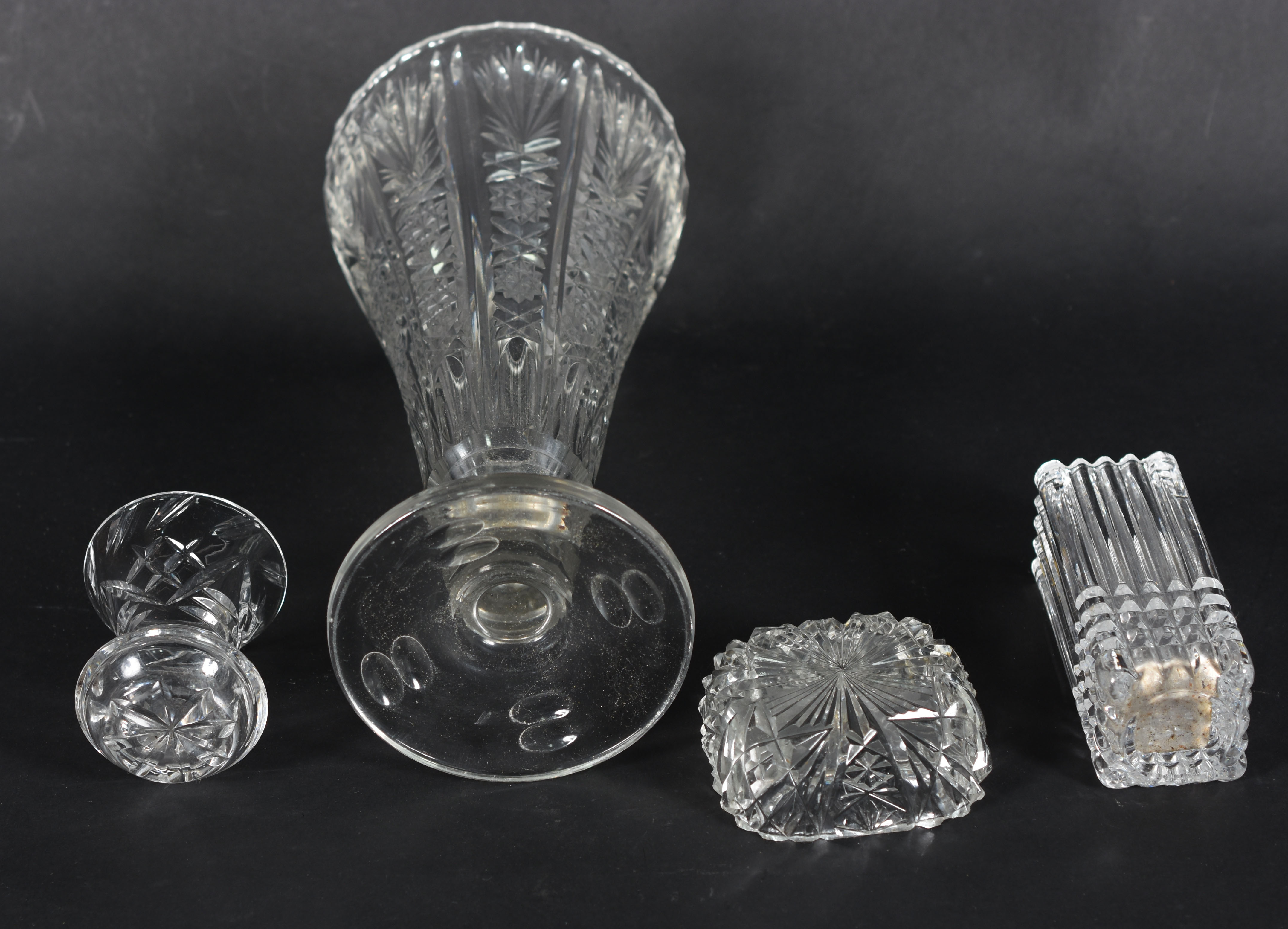 Três peças de cristal tcheco lapidado, sendo 3 vasos e 1 caixinha. - foto 3 de 3