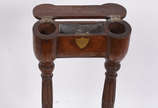 Poterie J. Vieillard, Bordeaux,  - Raríssimo vaso de toilette do século XVIII, composto por móvel de madeira nobre, onde no topo se encontra repartição para guardar sabonetes e demais a