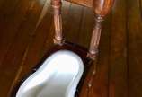 Poterie J. Vieillard, Bordeaux,  - Raríssimo vaso de toilette do século XVIII, composto por móvel de madeira nobre, onde no topo se encontra repartição para guardar sabonetes e demais a