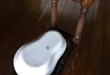 Poterie J. Vieillard, Bordeaux,  - Raríssimo vaso de toilette do século XVIII, composto por móvel de madeira nobre, onde no topo se encontra repartição para guardar sabonetes e demais a