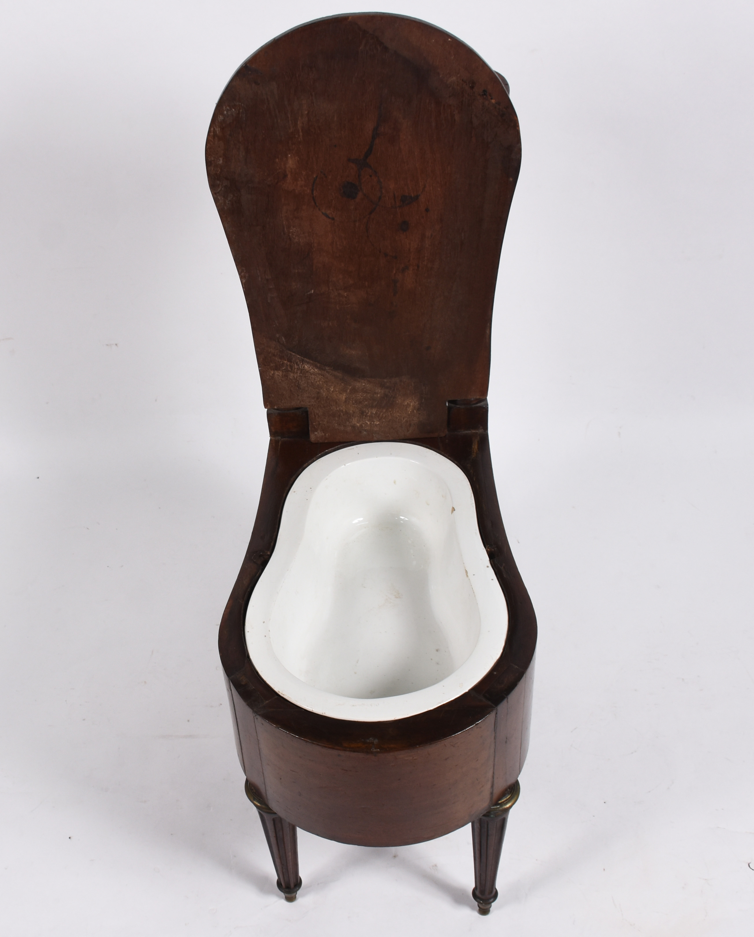 Raríssimo vaso de toilette do século XVIII, composto por móvel de... - foto 9 de 10