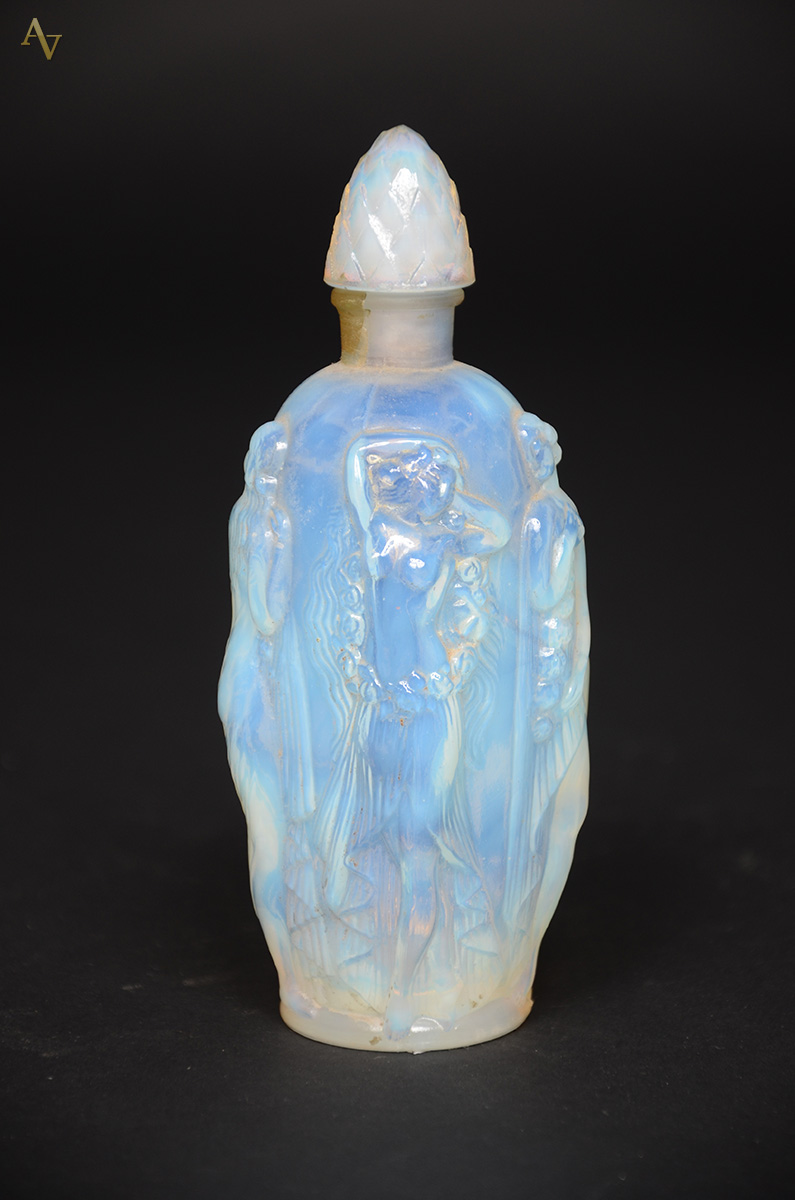 Sabino - Perfumeiro de cristal opalinado com figuras femininas em... - foto 1 de 3