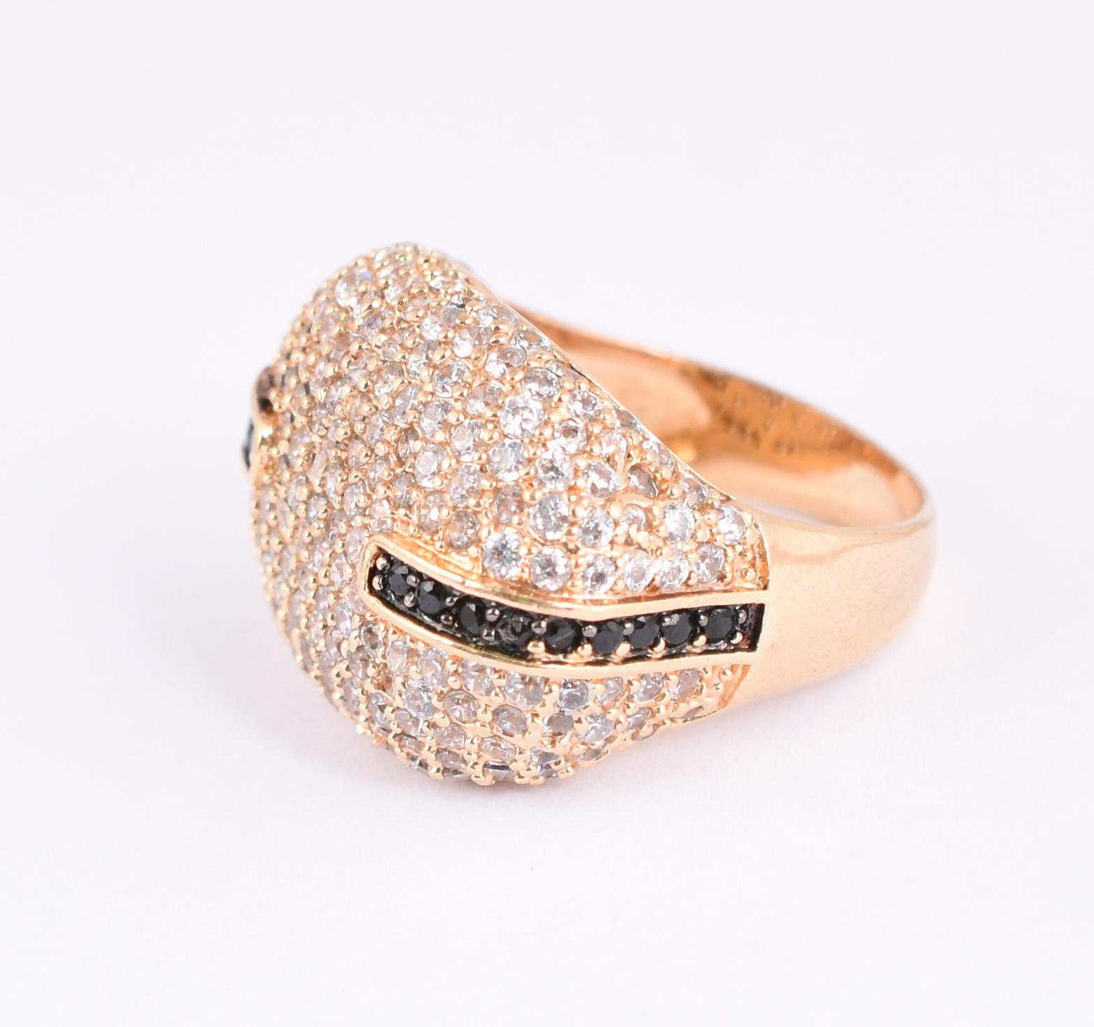 Anel de ouro amarelo 18 k com 5 safiras brancas e negras, aro 18... - foto 2 de 3