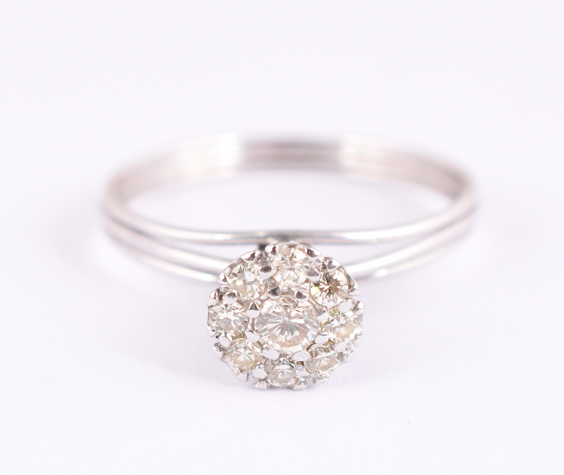 Anel de ouro branco com 9 brilhantes aproximadamente 0,30 ct, aro 17... - foto 1 de 3
