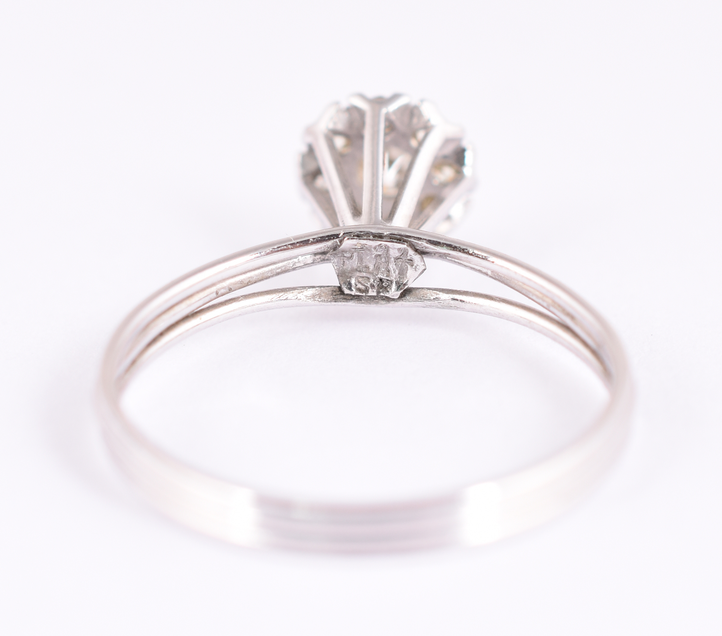 Anel de ouro branco com 9 brilhantes aproximadamente 0,30 ct, aro 17... - foto 3 de 3