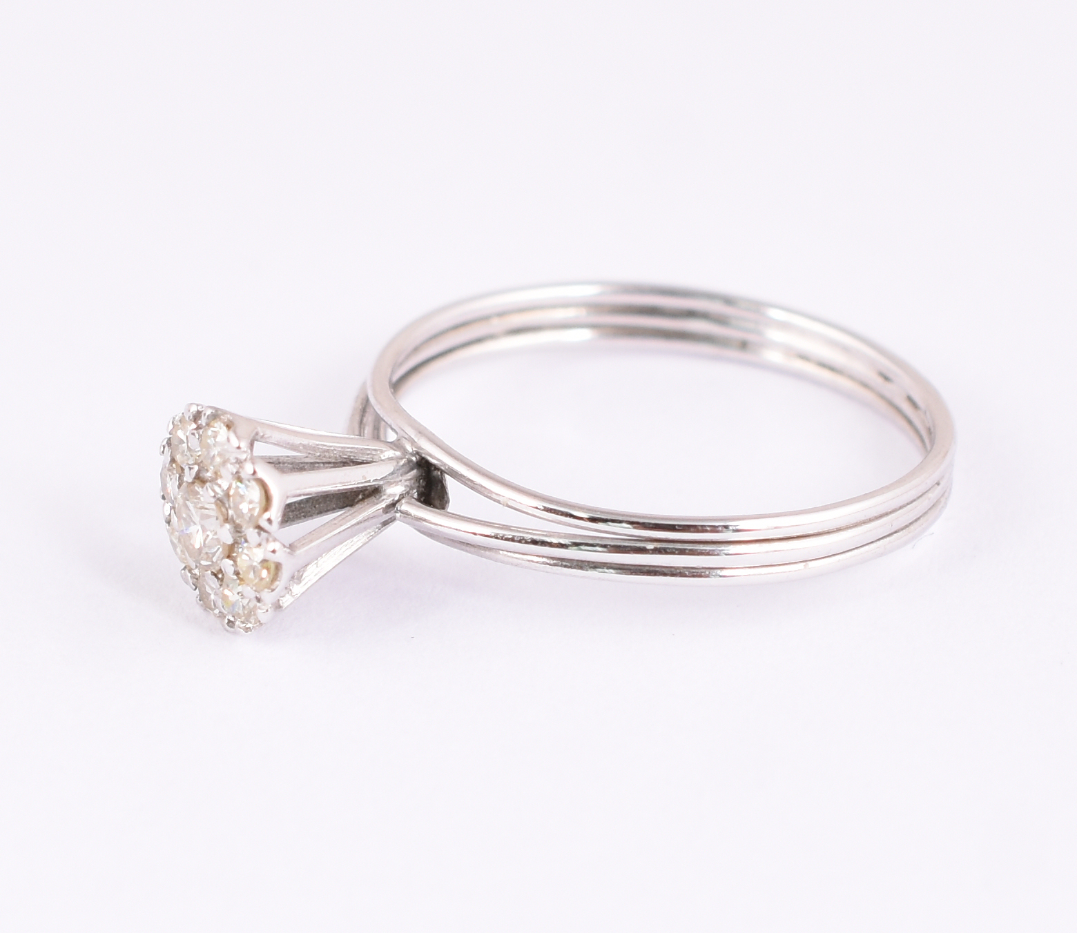 Anel de ouro branco com 9 brilhantes aproximadamente 0,30 ct, aro 17... - foto 2 de 3