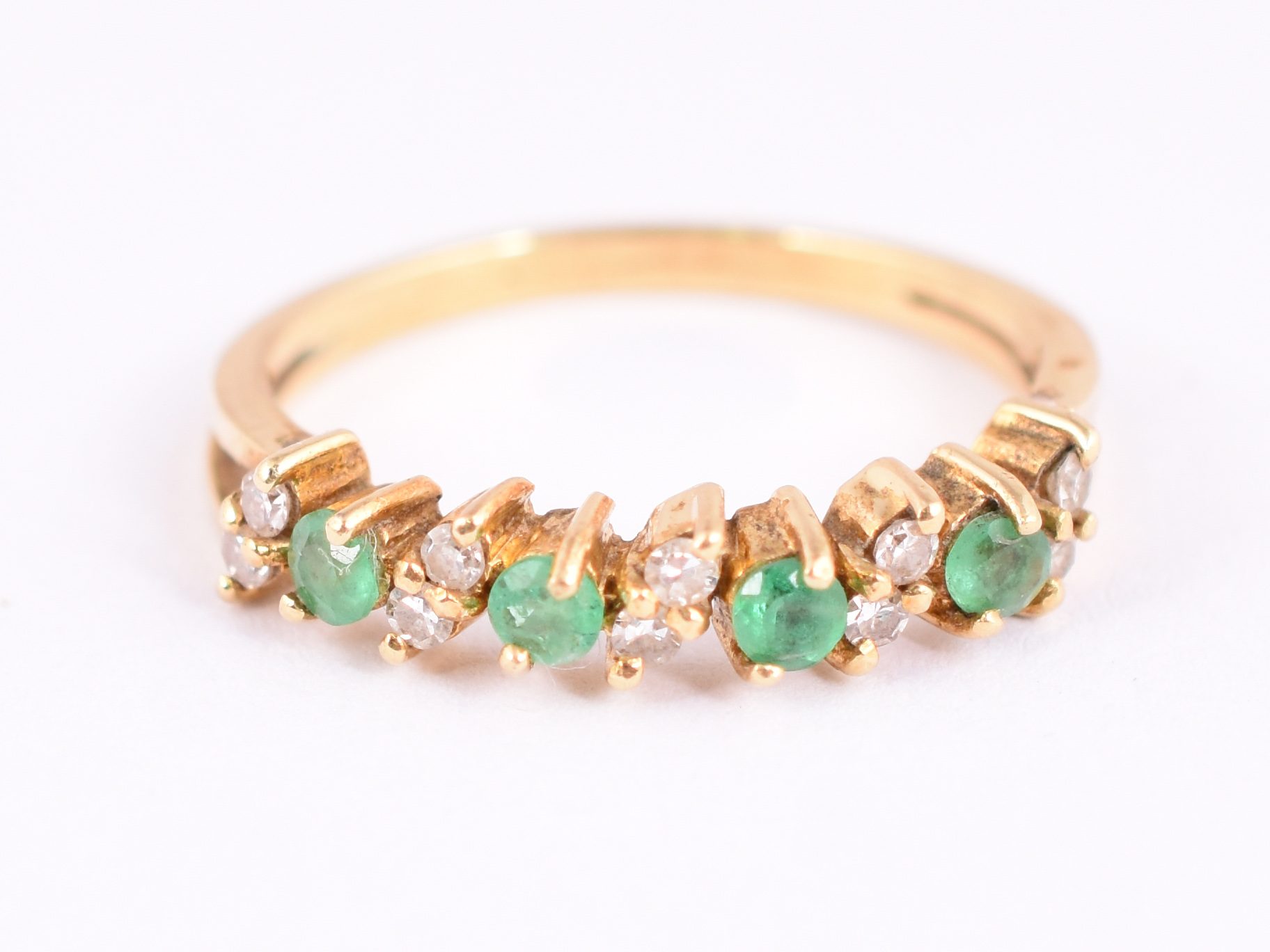 Anel de ouro amarelo 18 k com 10 brilhantes e 4 esmeraldas, aro 15... - foto 1 de 3