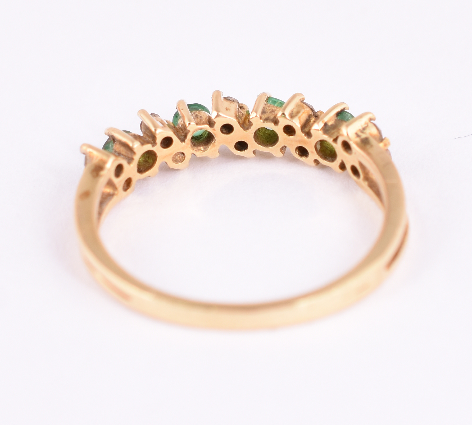 Anel de ouro amarelo 18 k com 10 brilhantes e 4 esmeraldas, aro 15... - foto 3 de 3