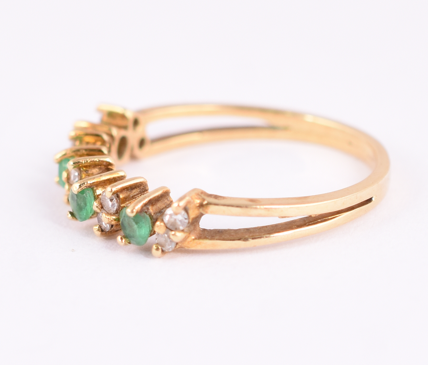 Anel de ouro amarelo 18 k com 10 brilhantes e 4 esmeraldas, aro 15... - foto 2 de 3