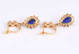 Par de brincos tipo gota, com 2 safiras azuis, ... - Par de brincos tipo gota, com 2 safiras azuis, variadas safiras brancas. (por questão de segurança a peça não se encontra na loja).