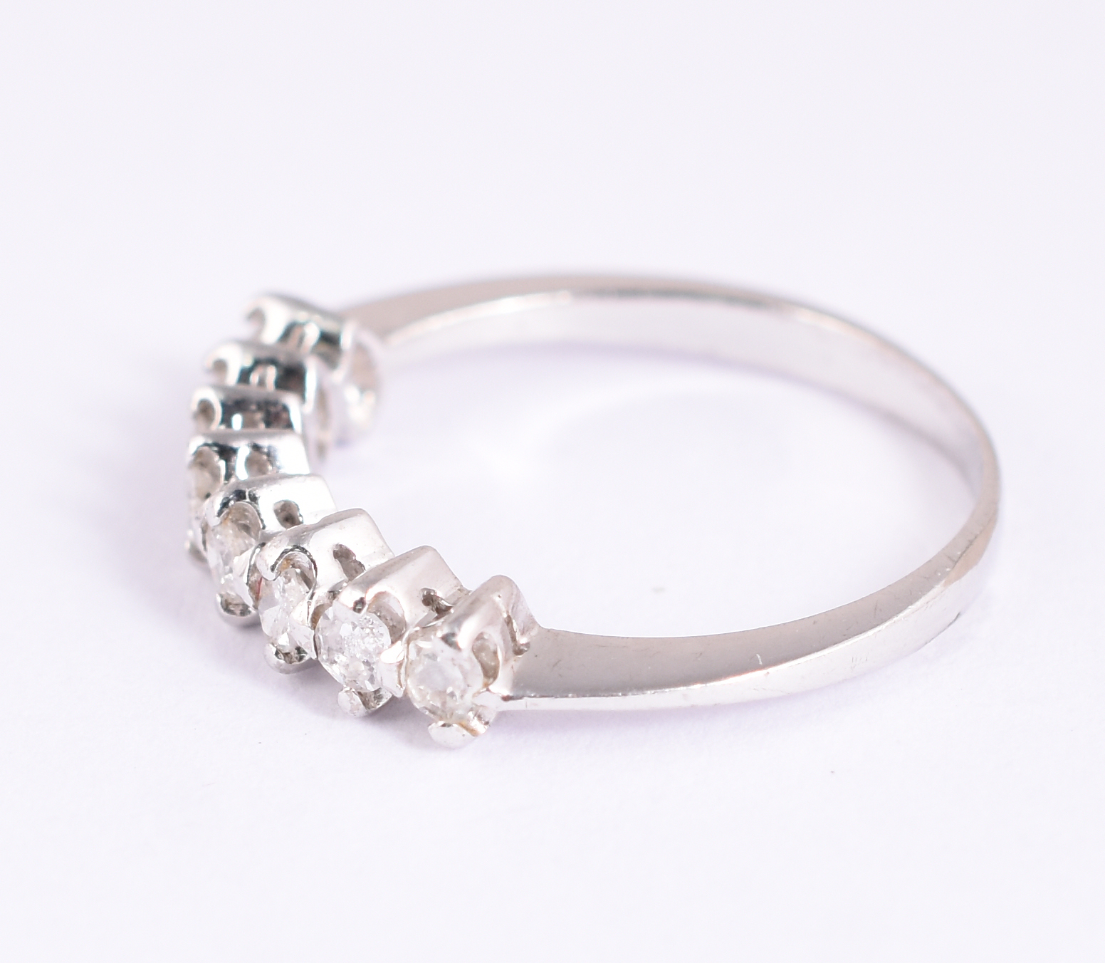 Meia aliança de ouro branco, 8 brilhantes de 0,05 ct cada, total 0,40... - foto 2 de 3